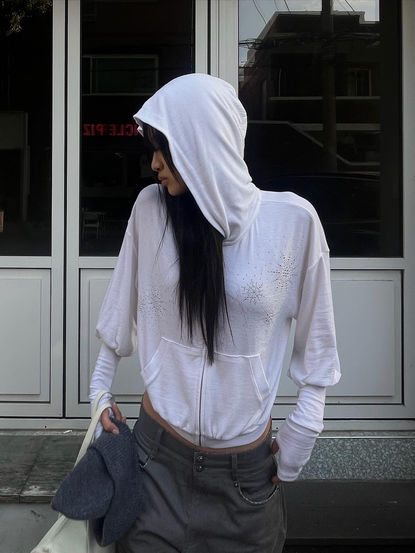 WET TAG Arm Warmer Rhinestone Zip-Up Hoodie White, WET TAG Engineered Jeans With Frill Belt Purple 착용 스타일 - 6