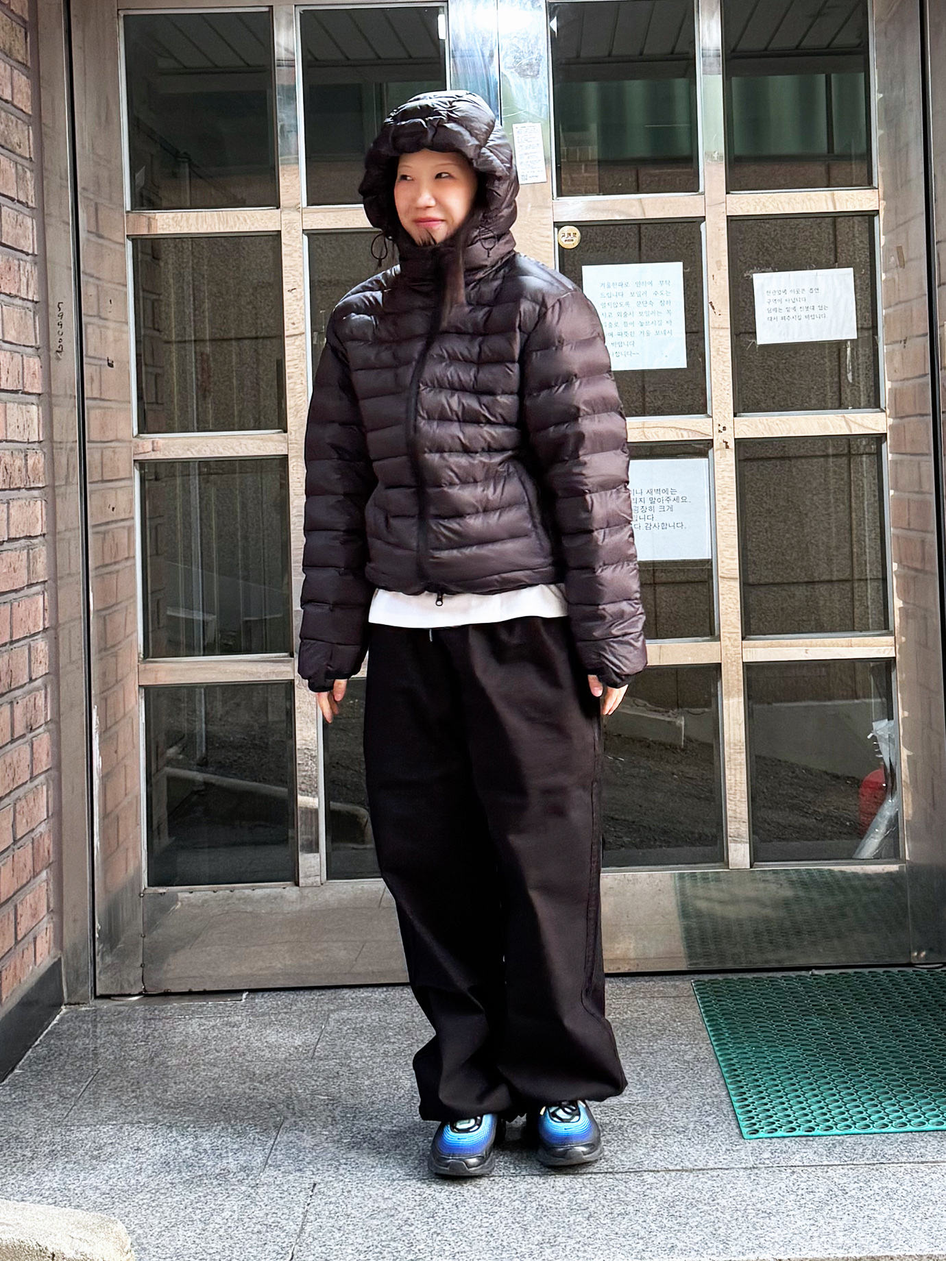 QT8 GARMENTS Duck Down Lightweight Jacket Black 착용 스타일 - 2