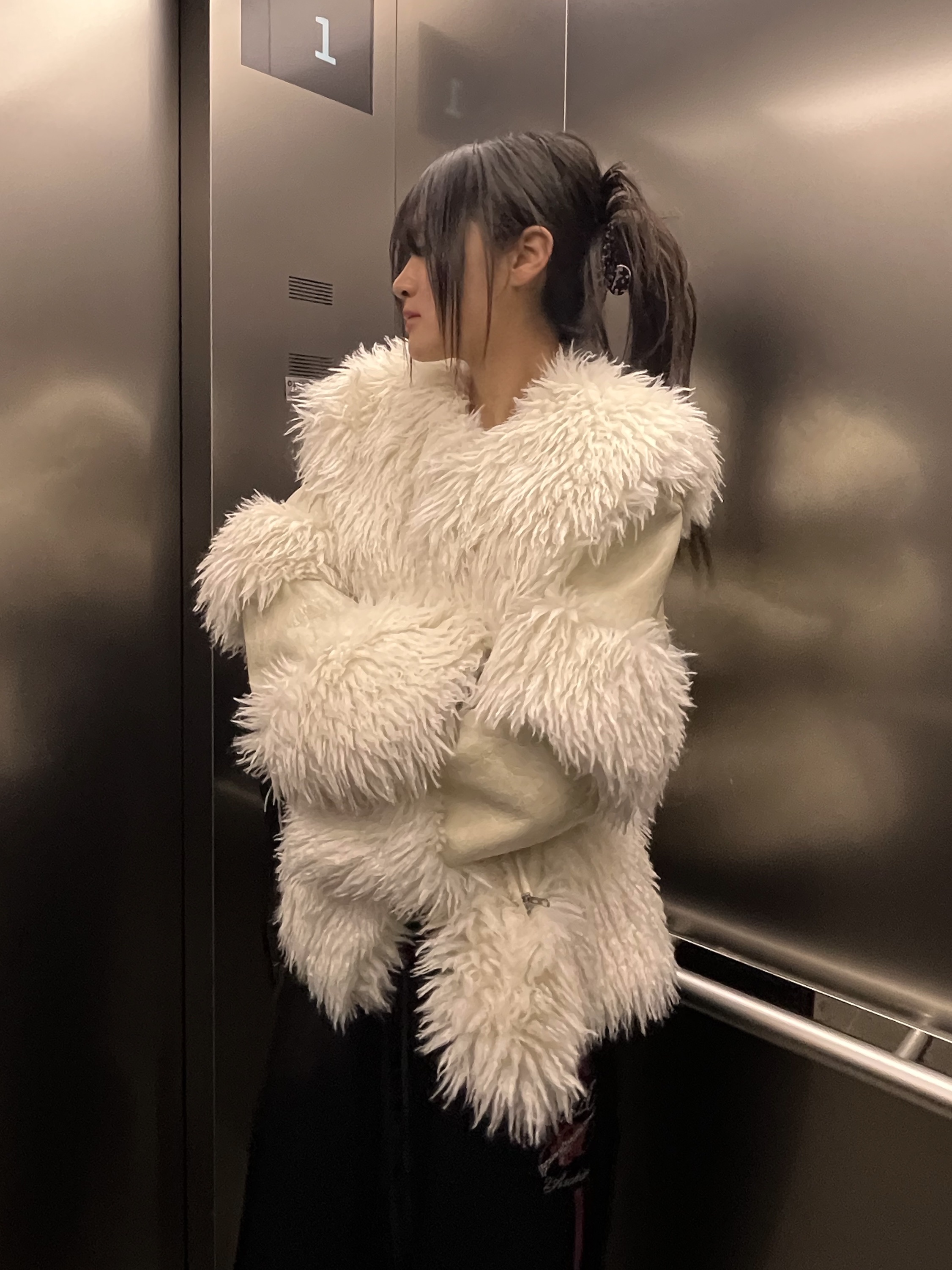 WET TAG Wide Collar Leather Shearling Jacket White 착용 스타일 - 4