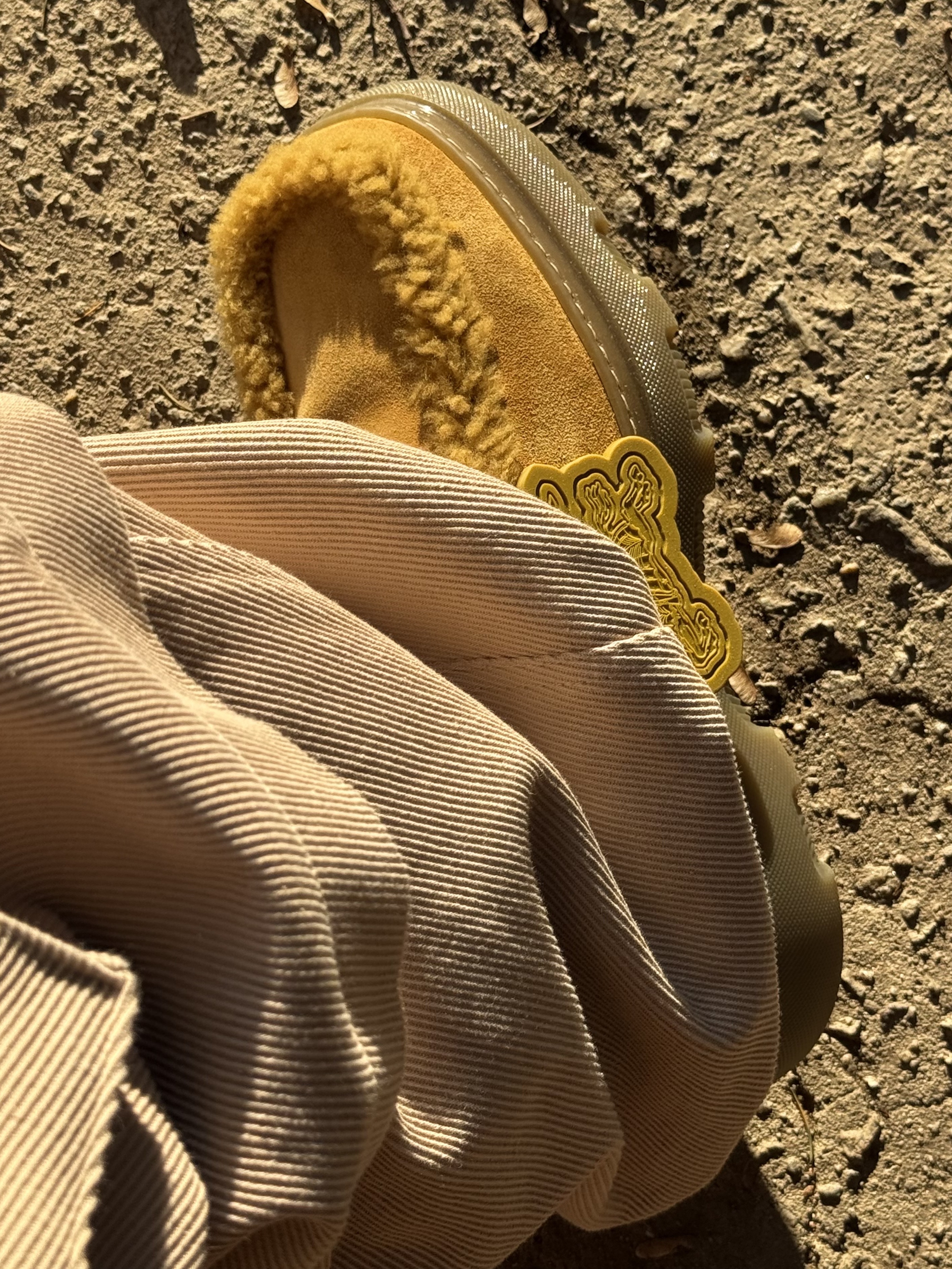 Burberry Shearling Embellished Suede Creeper Boots Yellow, Kamien Titan Baggy Pants Beige 착용 스타일 - 3