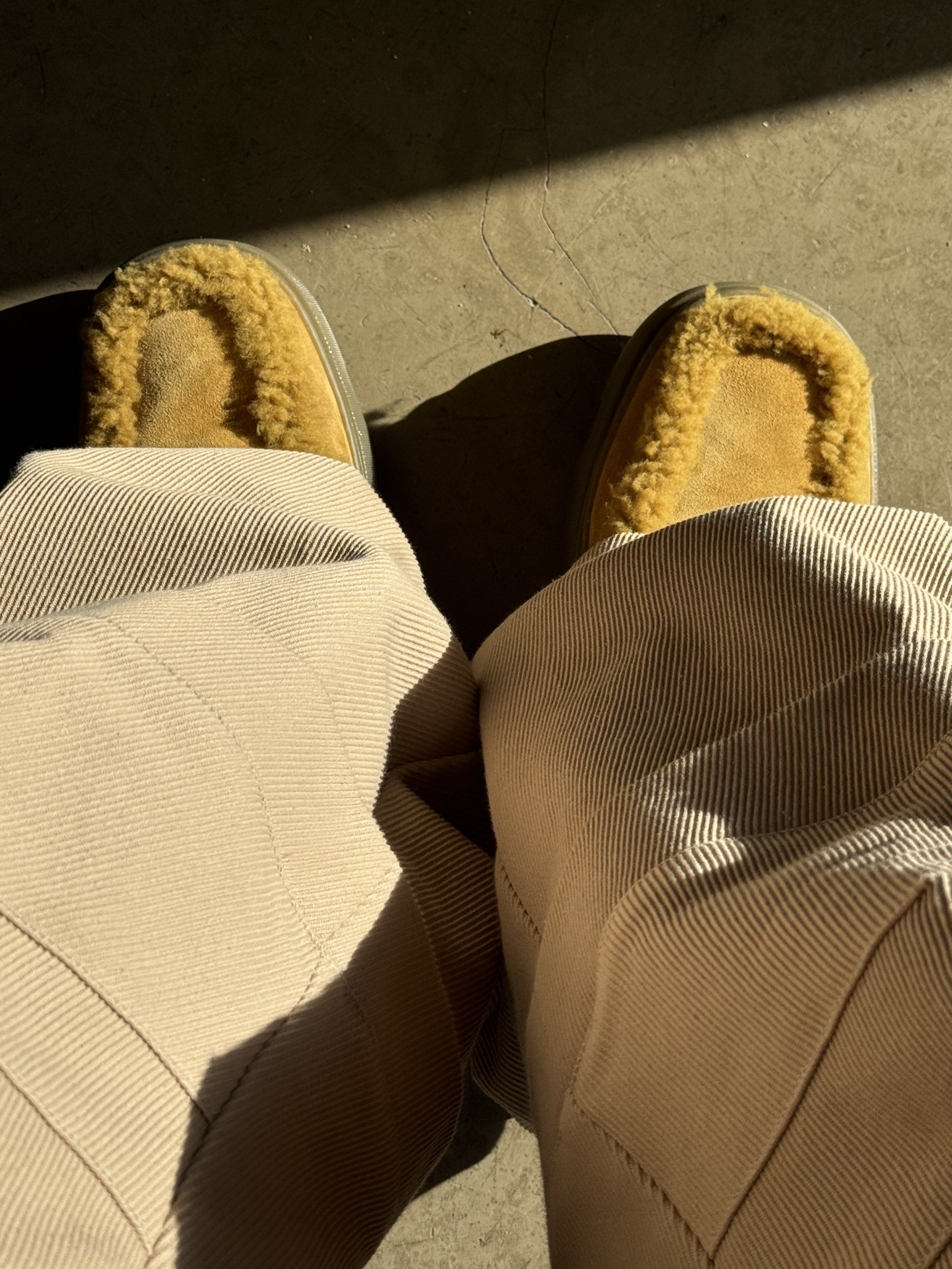 Burberry Shearling Embellished Suede Creeper Boots Yellow, Kamien Titan Baggy Pants Beige 착용 스타일 - 2