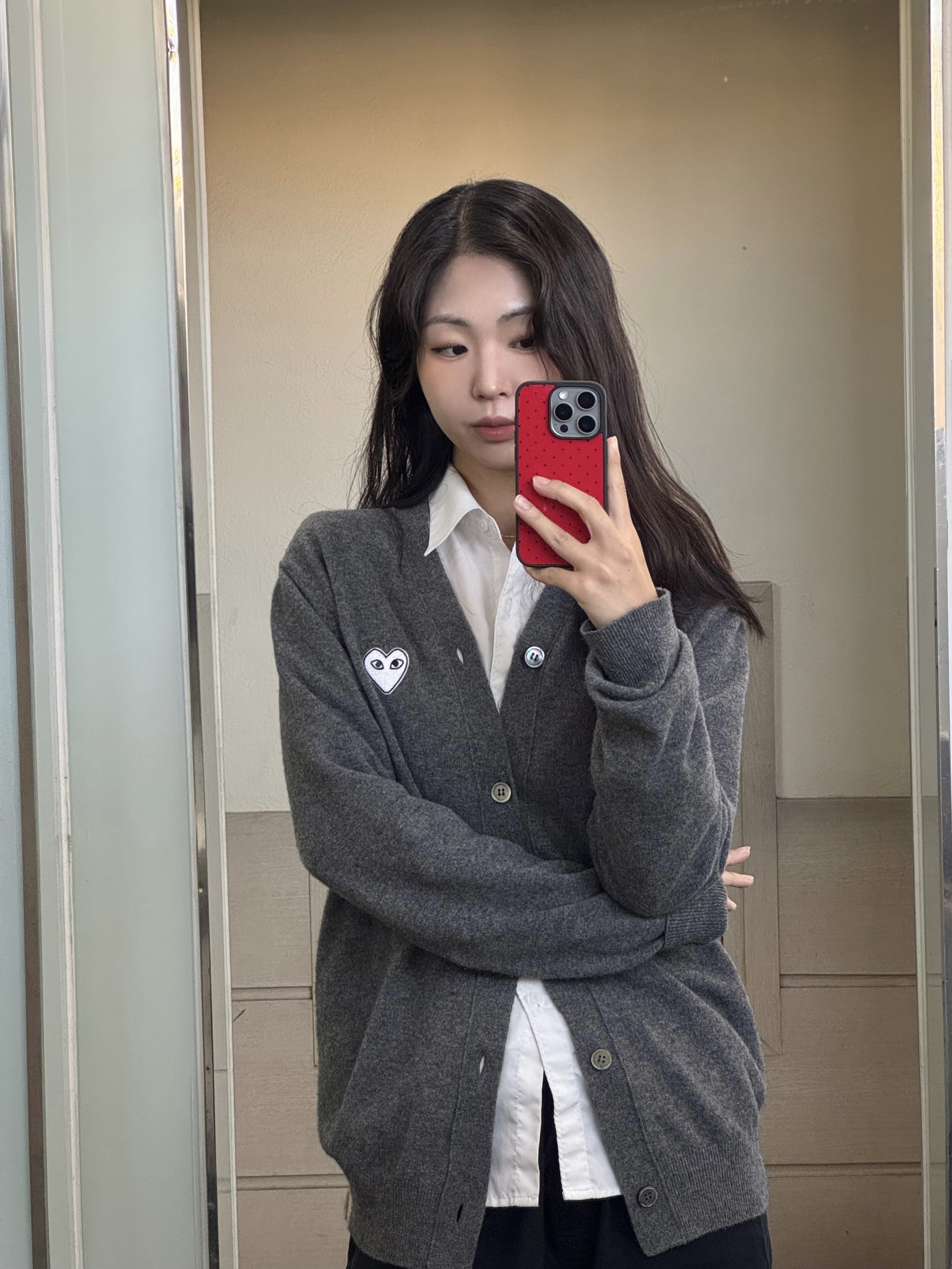 Play Comme des Garcons White Heart Knit Cardigan Grey 착용 스타일