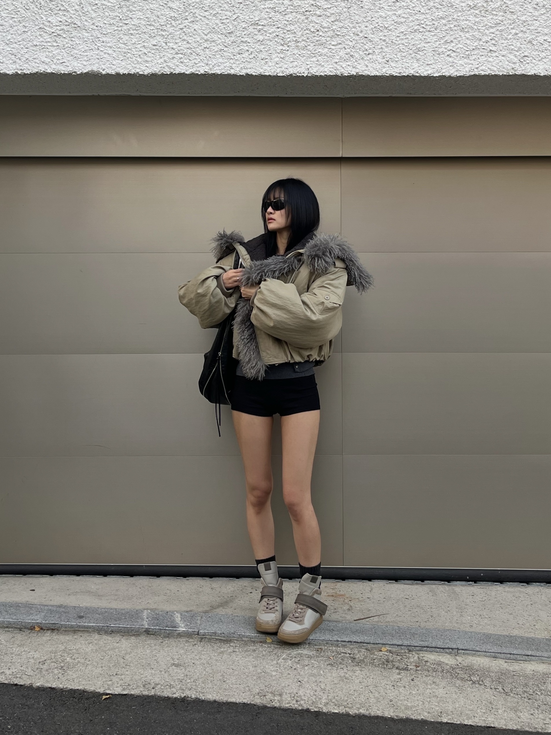 WET TAG Hooded Shearling Bomber Jacket Beige 착용 스타일 - 5