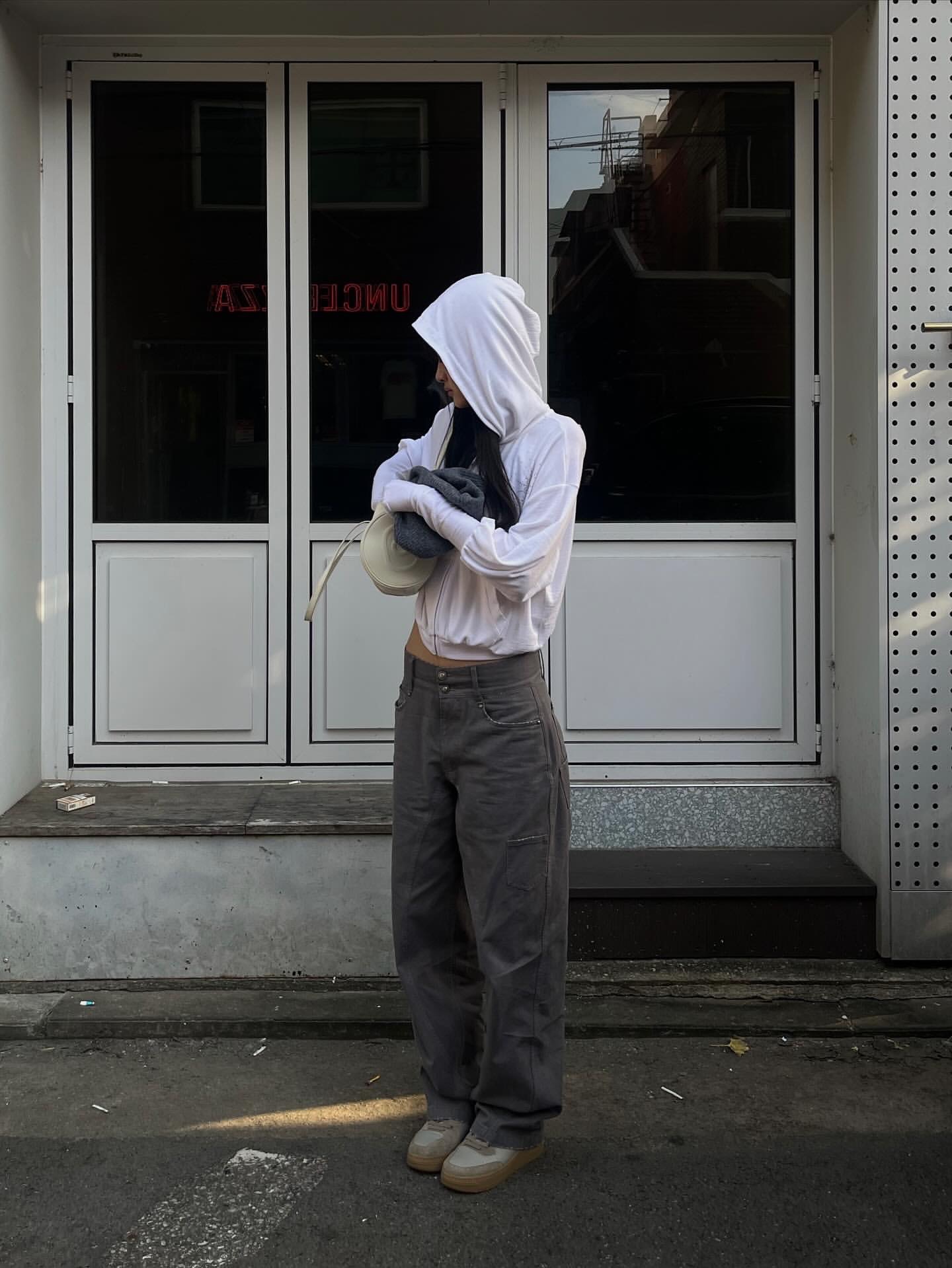 WET TAG Arm Warmer Rhinestone Zip-Up Hoodie White, WET TAG Engineered Jeans With Frill Belt Purple 착용 스타일 - 3