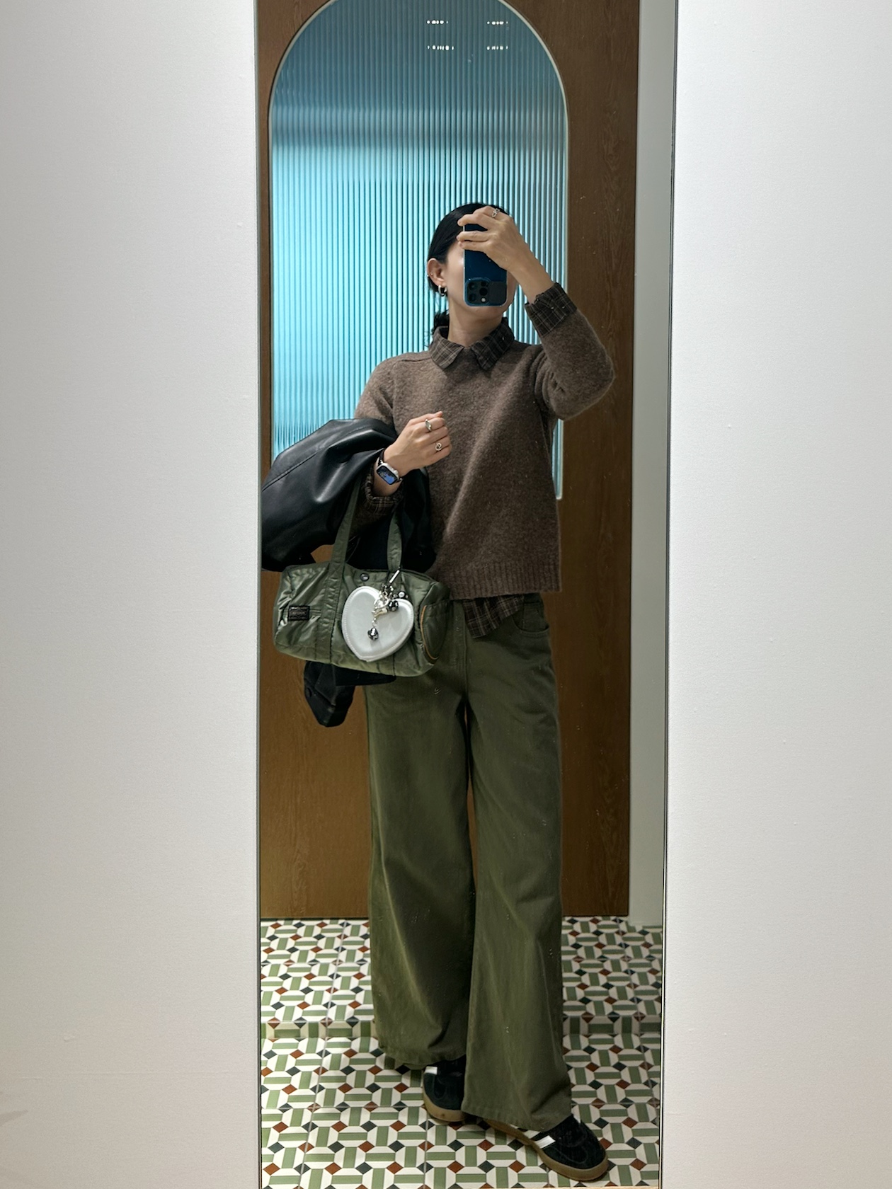 Porter Tanker Duffle Bag S Sage Green, Adidas Gazelle Indoor Core Black 착용 스타일 - 1