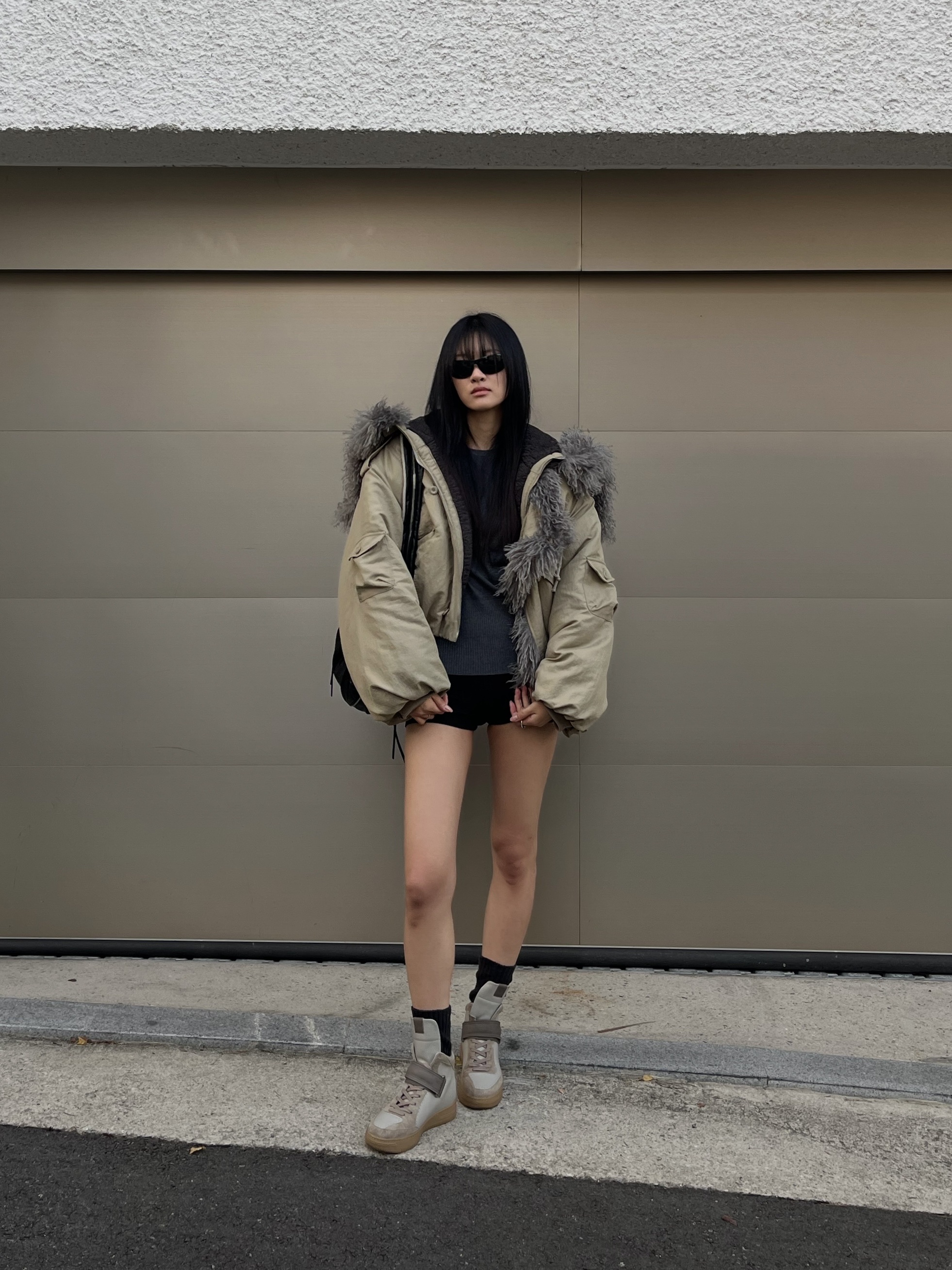 WET TAG Hooded Shearling Bomber Jacket Beige 착용 스타일 - 4