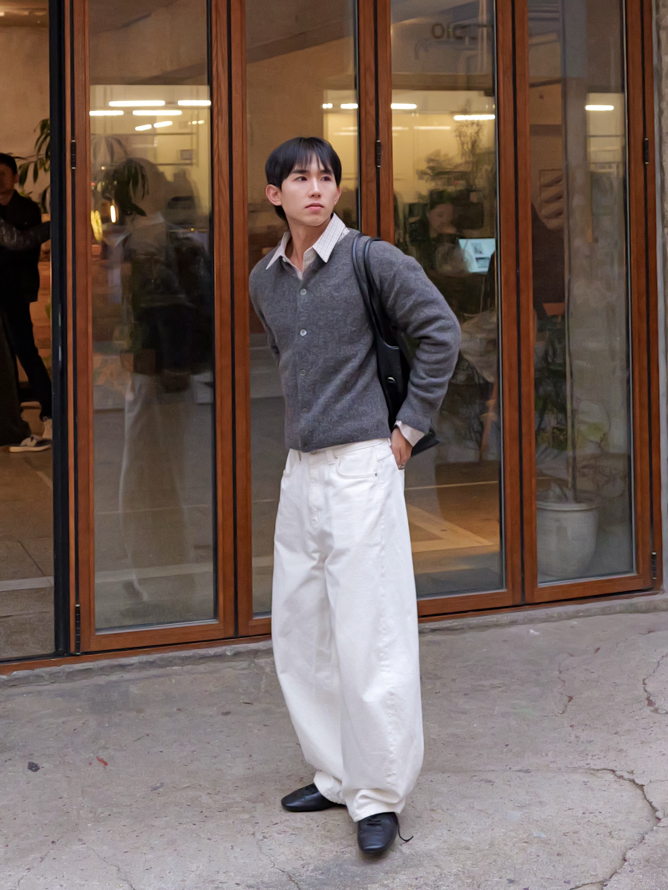 noun Wide Curved Denim Pants White, LOSTGARDEN UNIFORM Driving Sneakers Black 착용 스타일 - 3