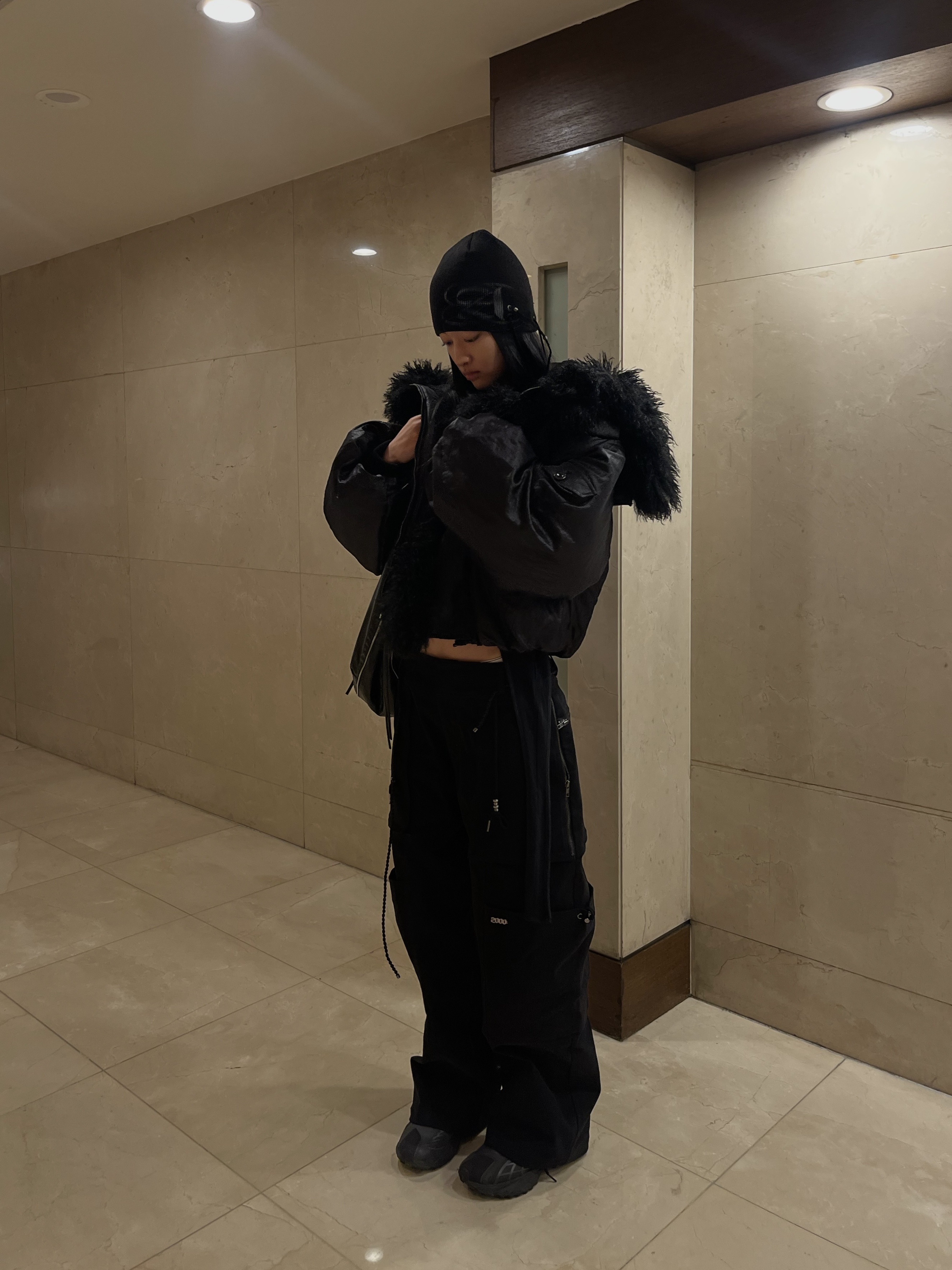 WET TAG Hooded Shearling Bomber Jacket Black 착용 스타일 - 7