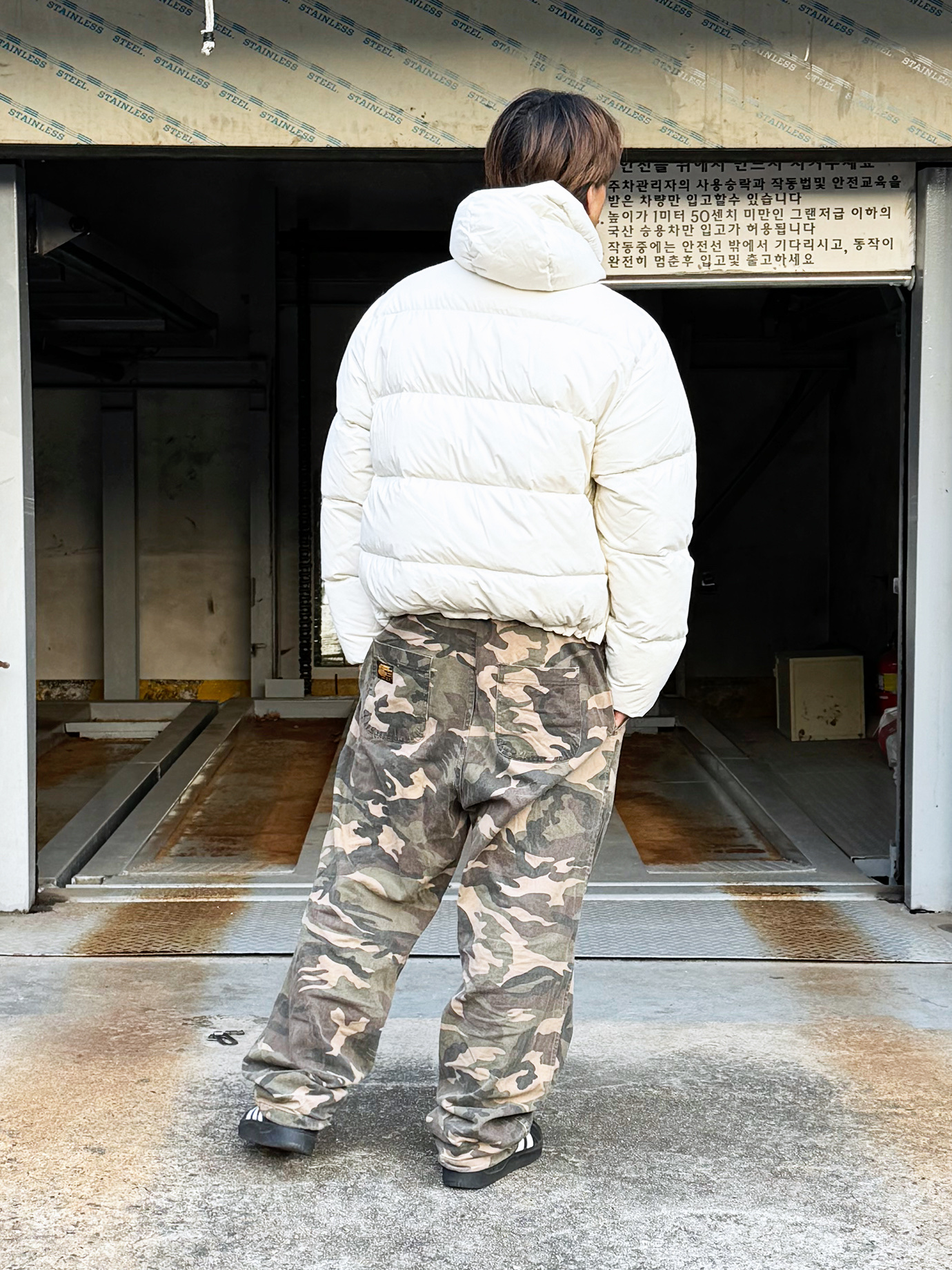 QT8 GARMENTS Duck Down Heavyweight Hoodie Jacket Cream 착용 스타일 - 4