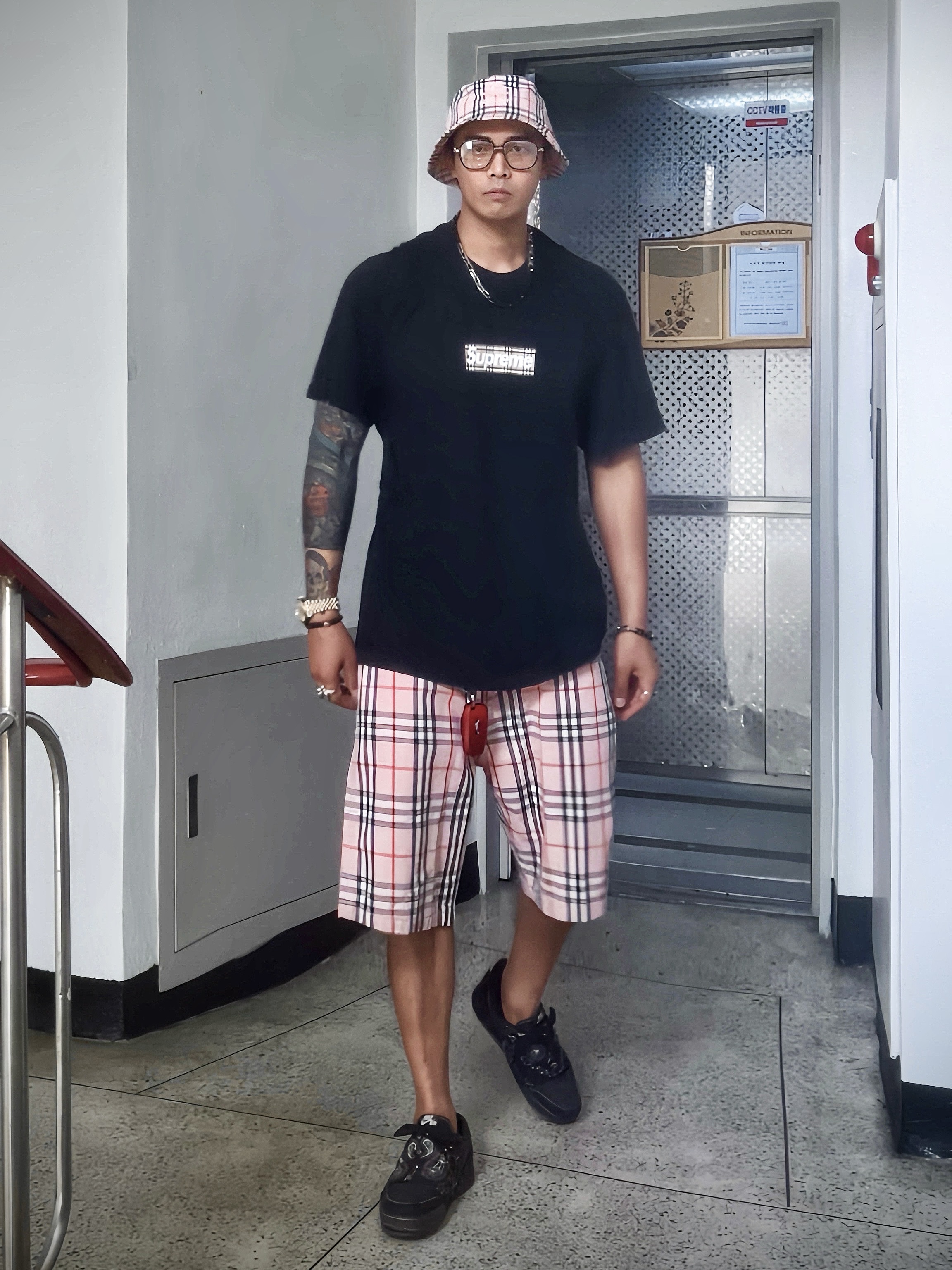 Supreme x Burberry Crusher Pink - 22SS, Supreme x Burberry Denim Shorts Pink - 22SS 착용 스타일