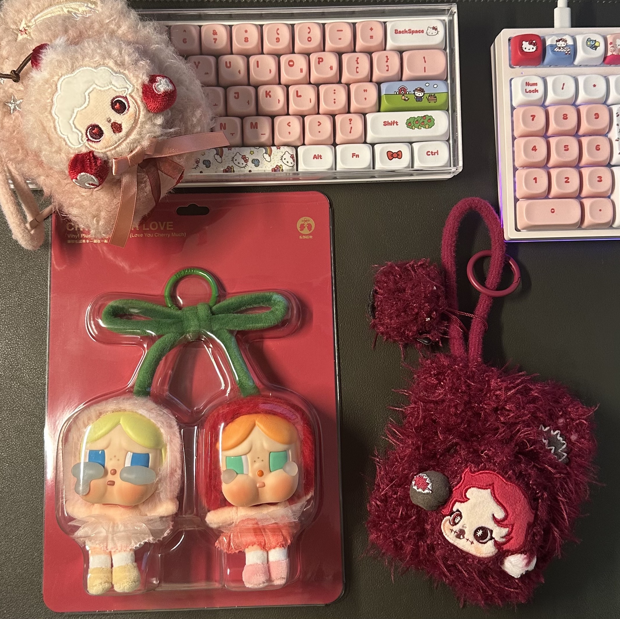 Pop Mart Crybaby Crying For Love Series Vinyl Plush, Pop Mart Skullpanda You Found Me!Series Plush Mini Bag Chomp (Opened Case) 착용 스타일