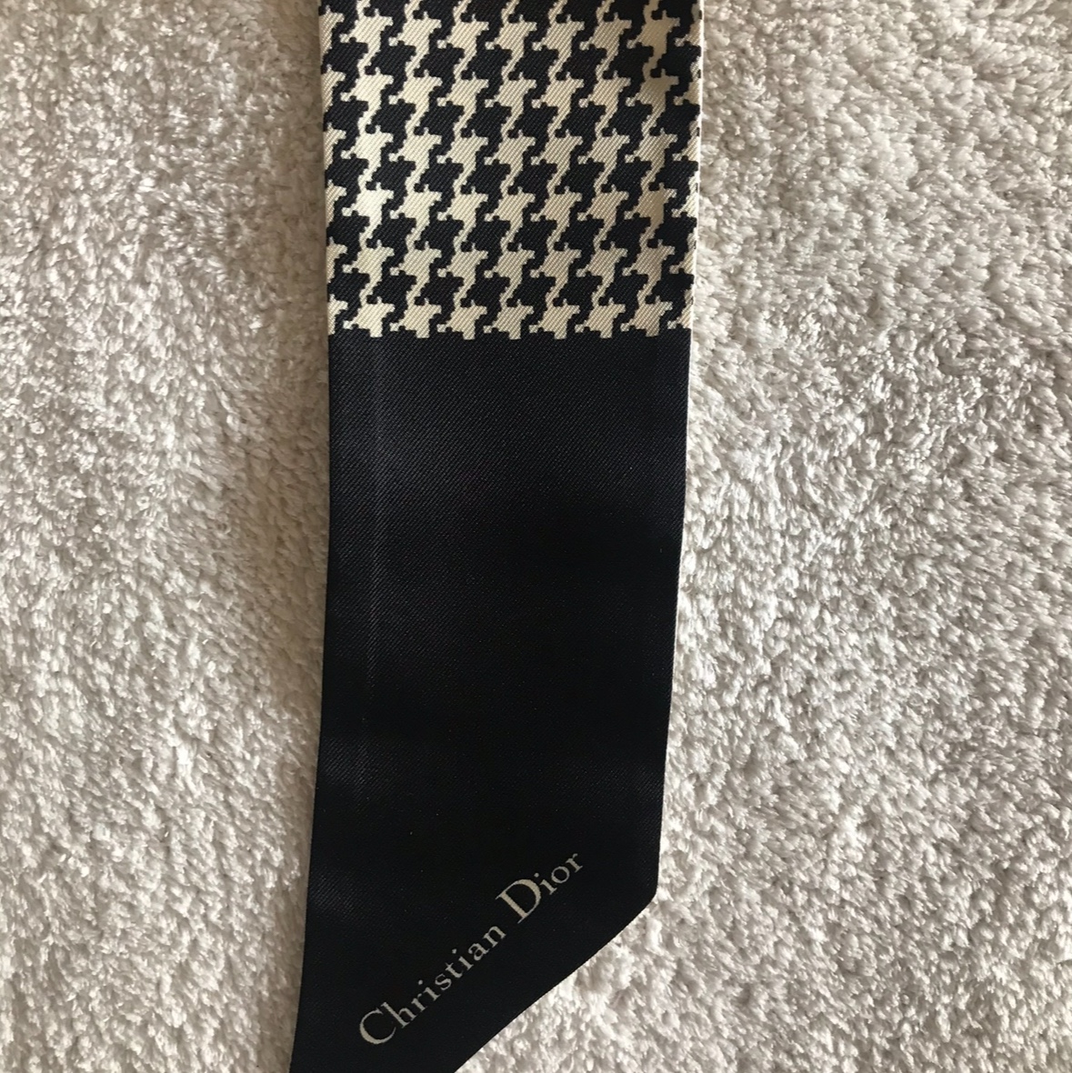 (W) Dior 30 Montaigne Mitzah Scarf Silk Twill Black White 착용 스타일