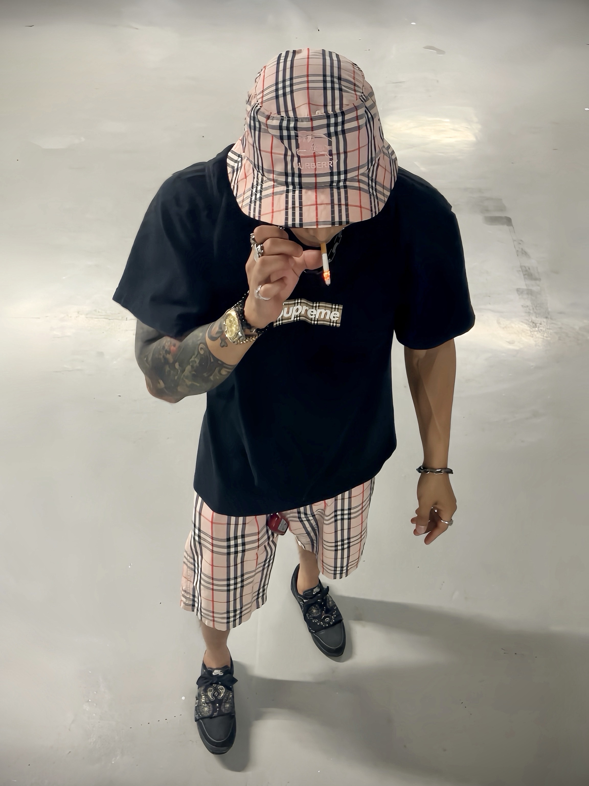 Supreme x Burberry Crusher Pink - 22SS, Supreme x Burberry Denim Shorts Pink - 22SS 착용 스타일