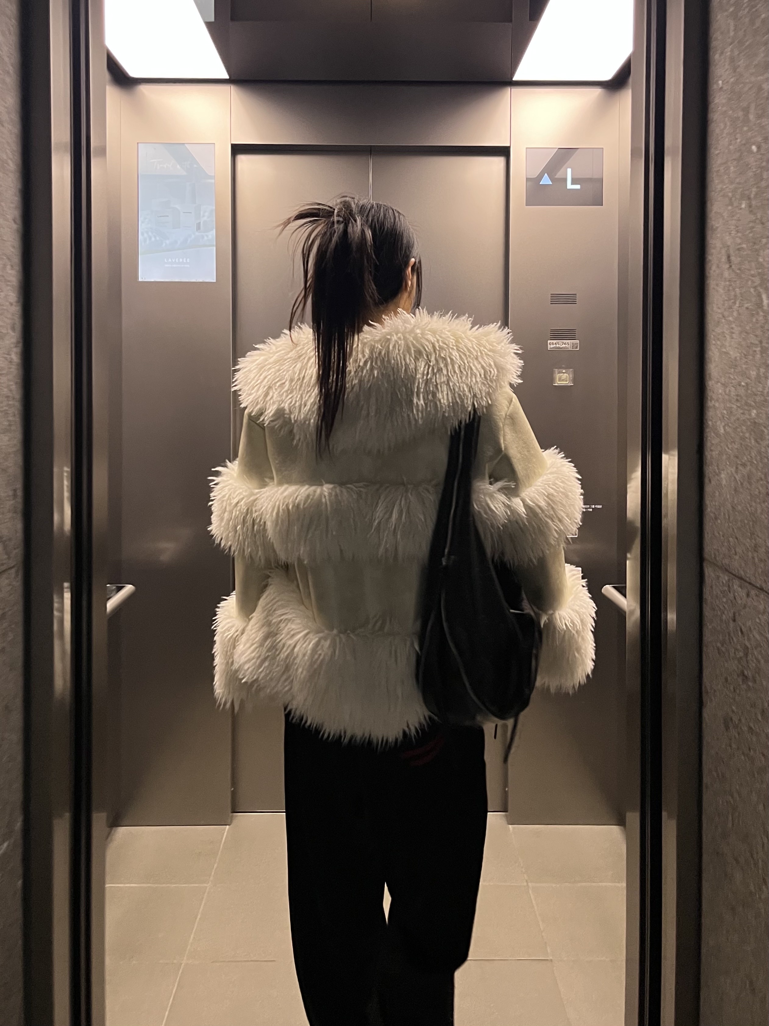 WET TAG Wide Collar Leather Shearling Jacket White 착용 스타일 - 6