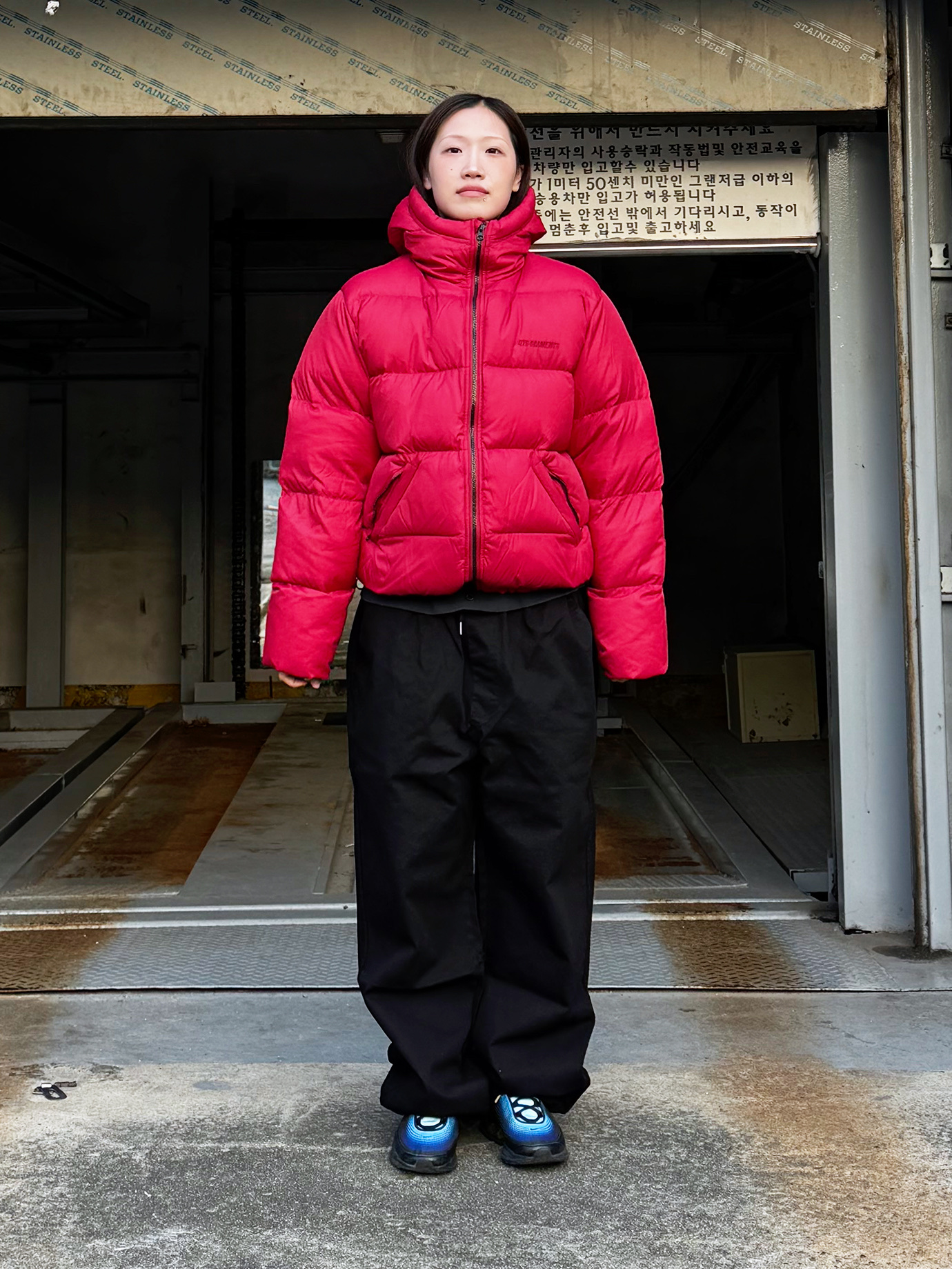 QT8 GARMENTS Duck Down Heavyweight Hoodie Jacket Red 착용 스타일 - 2