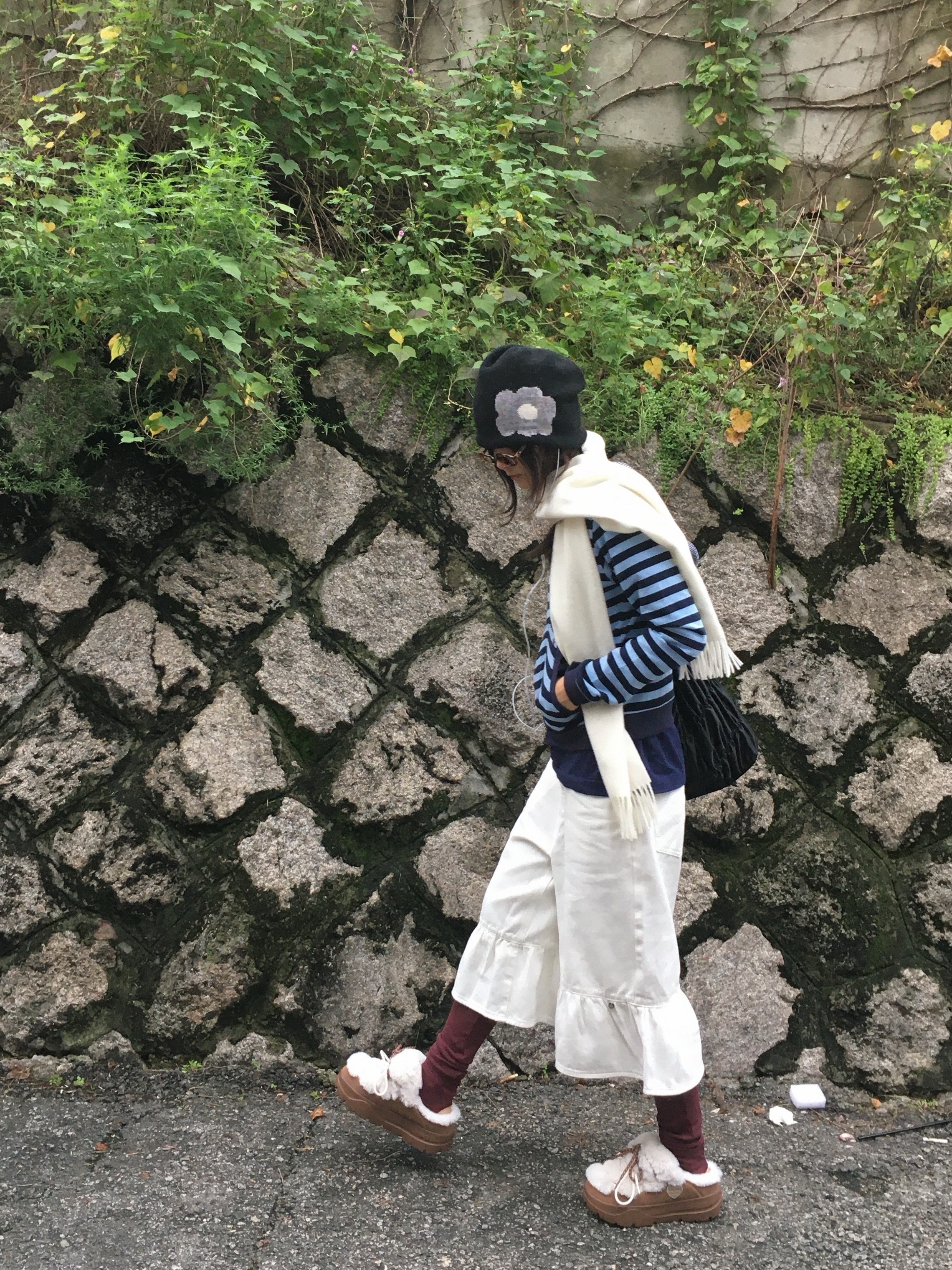 le coq sportif LCS x RONRON Women's Collaboration Cozette Brown, Vivienne Westwood Embroidered Logo Muffler White Wine 착용 스타일 - 2
