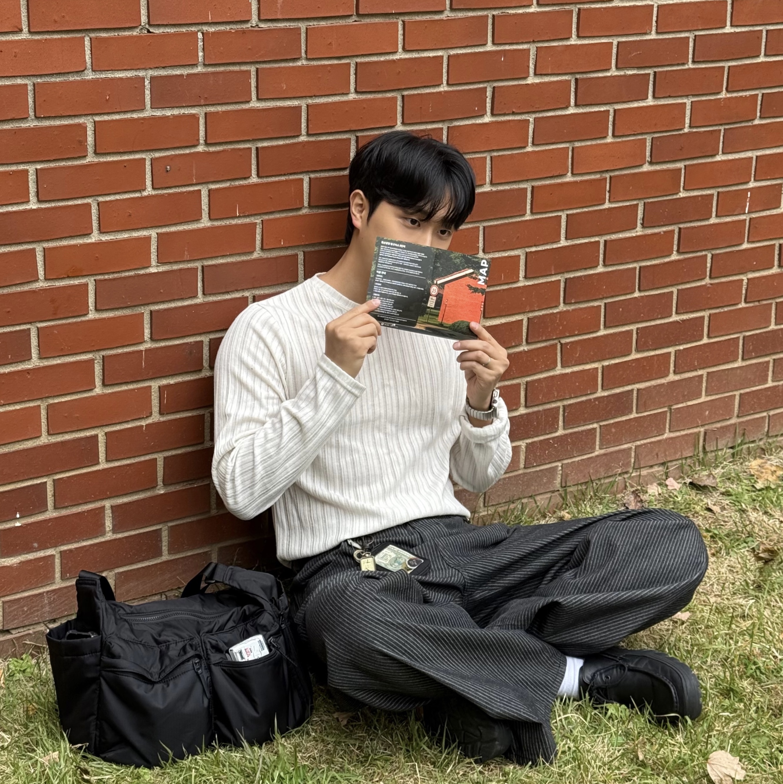 Uniqlo Multi Pocket Shoulder Bag Black, Zara Vibram Leather Deck Shoes Black 착용 스타일 - 2