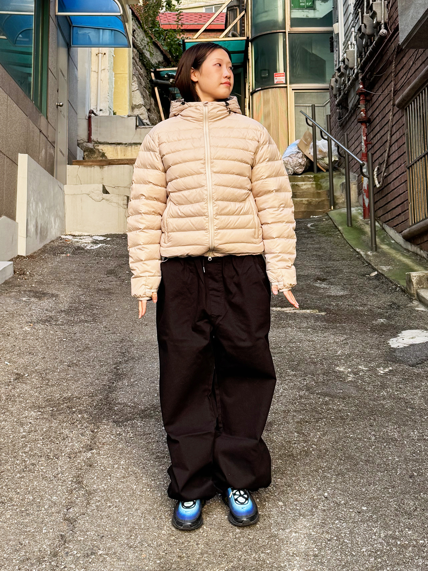 QT8 GARMENTS Duck Down Lightweight Jacket Light Beige 착용 스타일 - 3
