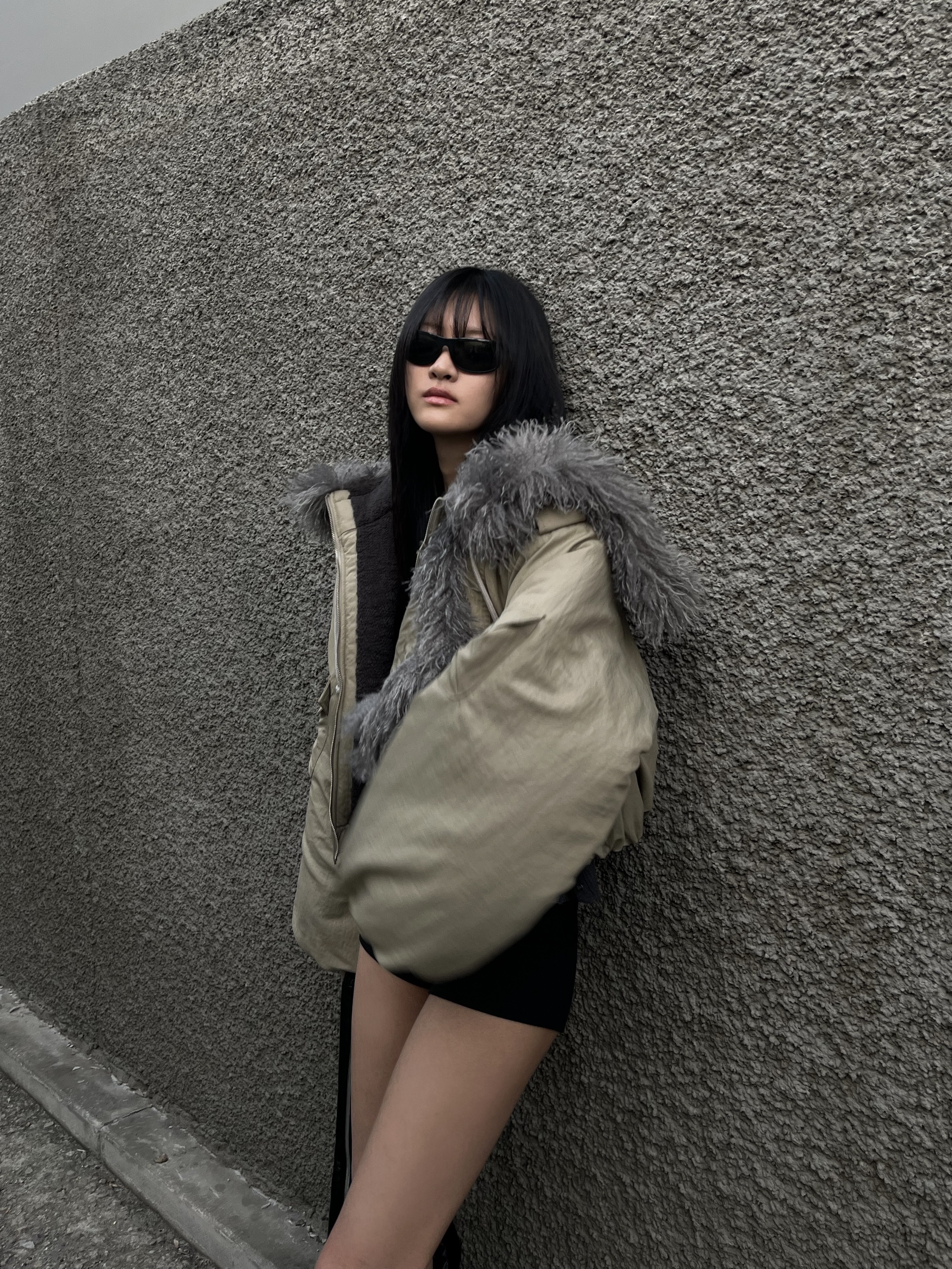 WET TAG Hooded Shearling Bomber Jacket Beige 착용 스타일 - 6