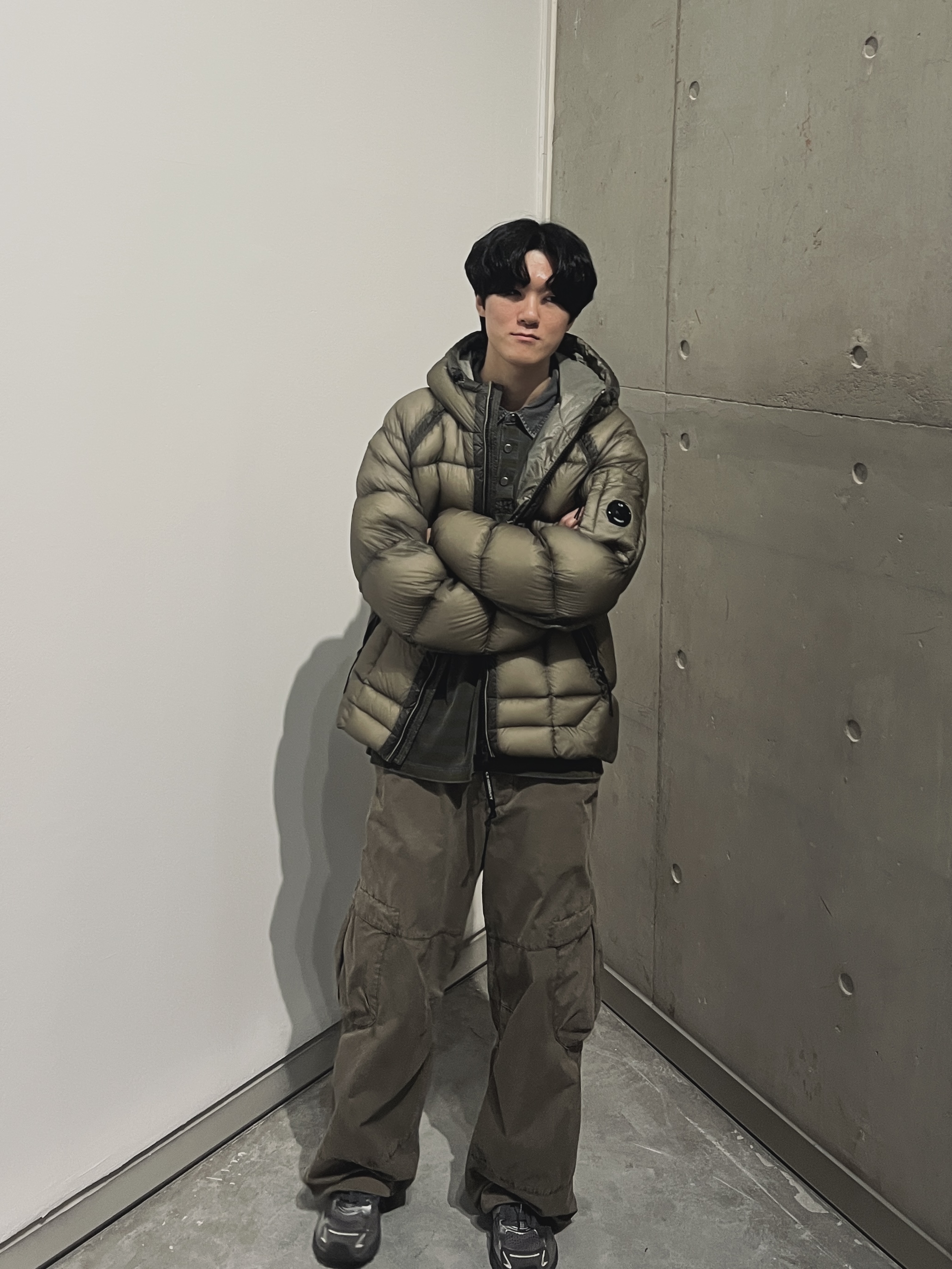 C.P. Company D.D. Shell Hooded Down Jacket Fungi Grey - 25FW, Hatchingroom VTG Stripe Polo T-Shirt Dyed Yellow 착용 스타일 - 1