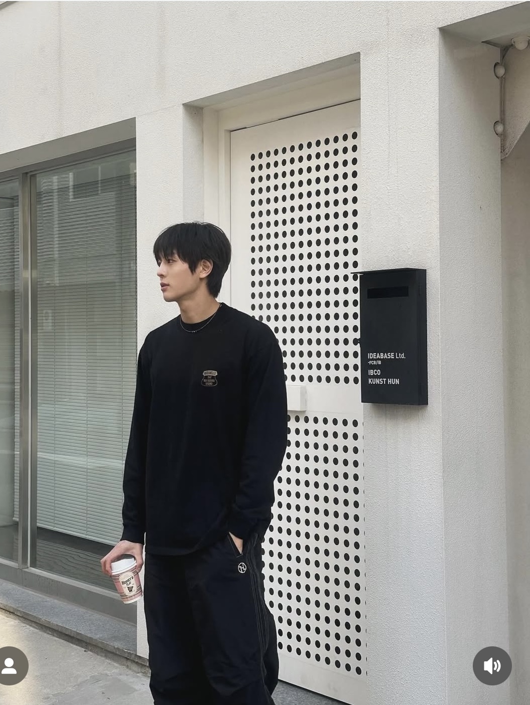 SUPERVELOCE Old Legends Long Sleeve T-Shirt Ivory, SUPERVELOCE Old Legends Long Sleeve T-Shirt Black 착용 스타일 - 2
