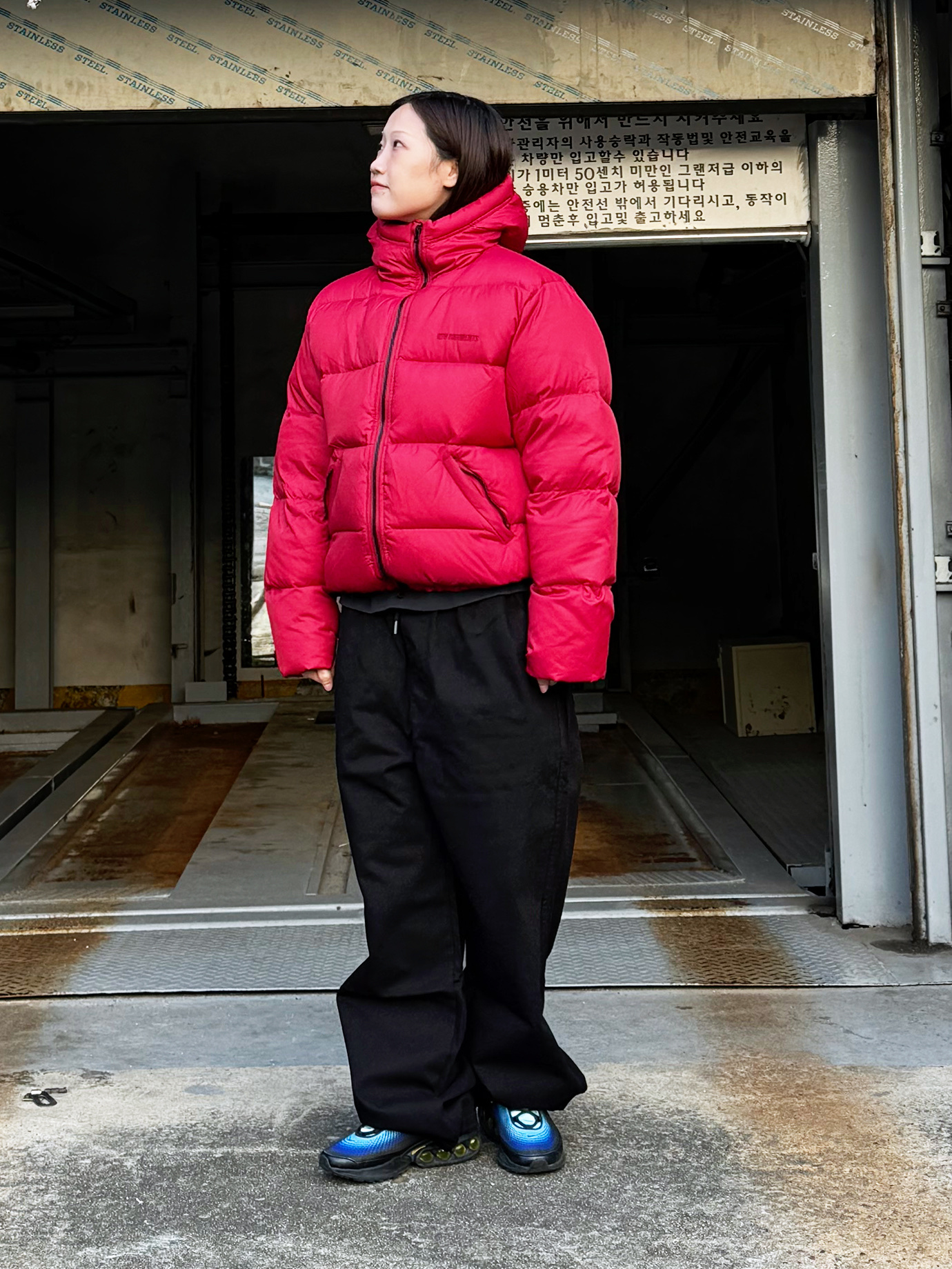 QT8 GARMENTS Duck Down Heavyweight Hoodie Jacket Red 착용 스타일 - 5