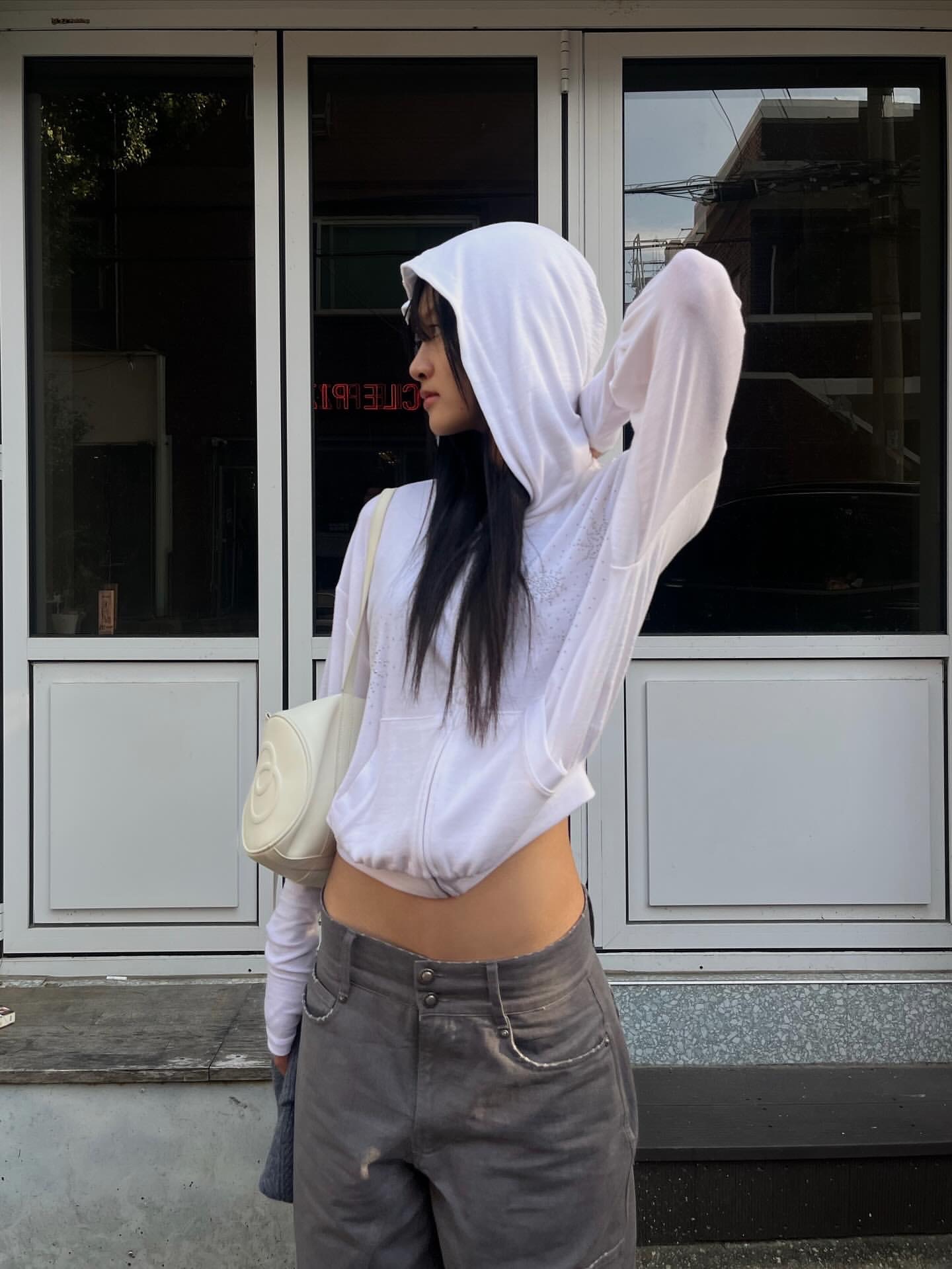 WET TAG Arm Warmer Rhinestone Zip-Up Hoodie White, WET TAG Engineered Jeans With Frill Belt Purple 착용 스타일 - 5