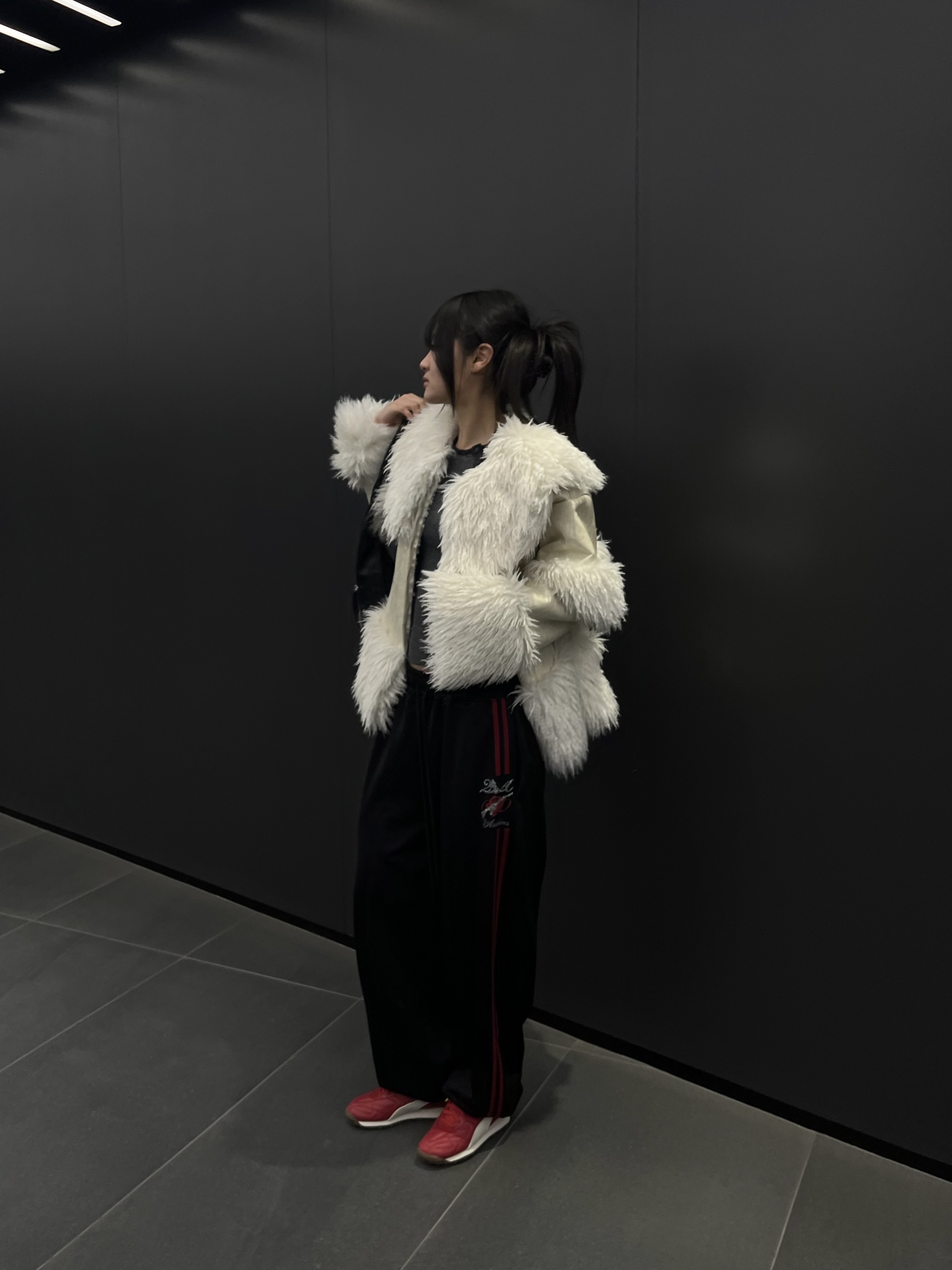 WET TAG Wide Collar Leather Shearling Jacket White 착용 스타일 - 3