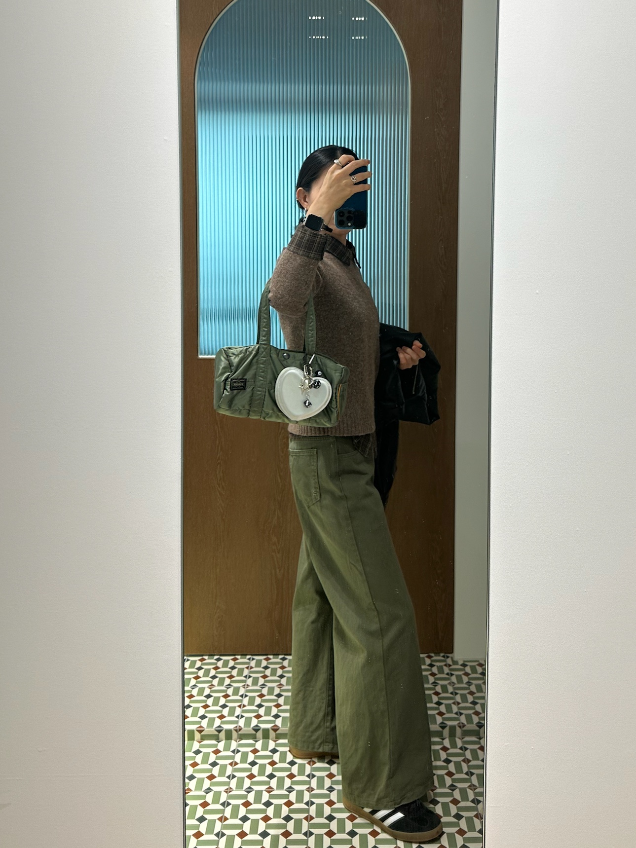 Porter Tanker Duffle Bag S Sage Green, Adidas Gazelle Indoor Core Black 착용 스타일 - 2