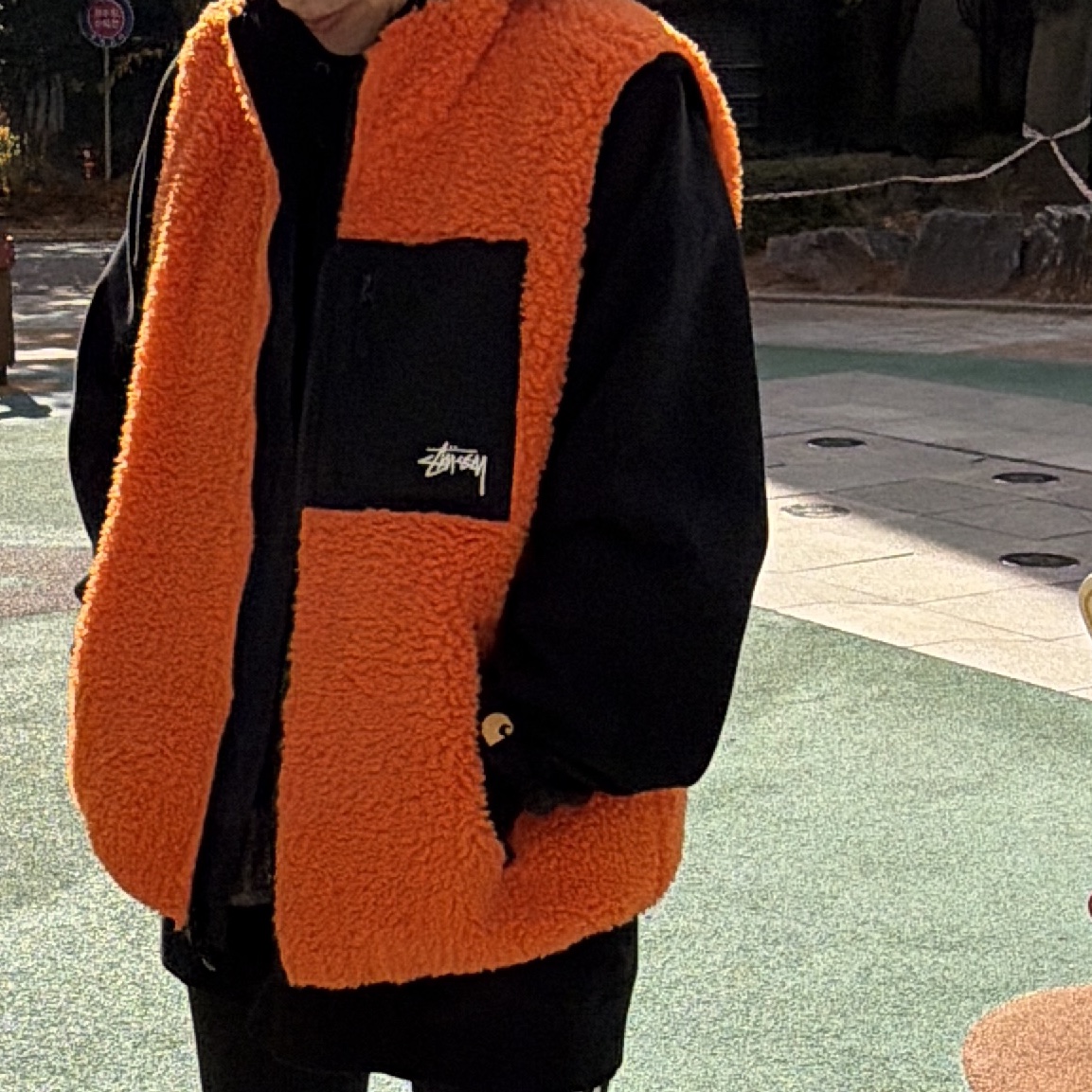 Stussy Sherpa Reversible Vest Tangerine 착용 스타일