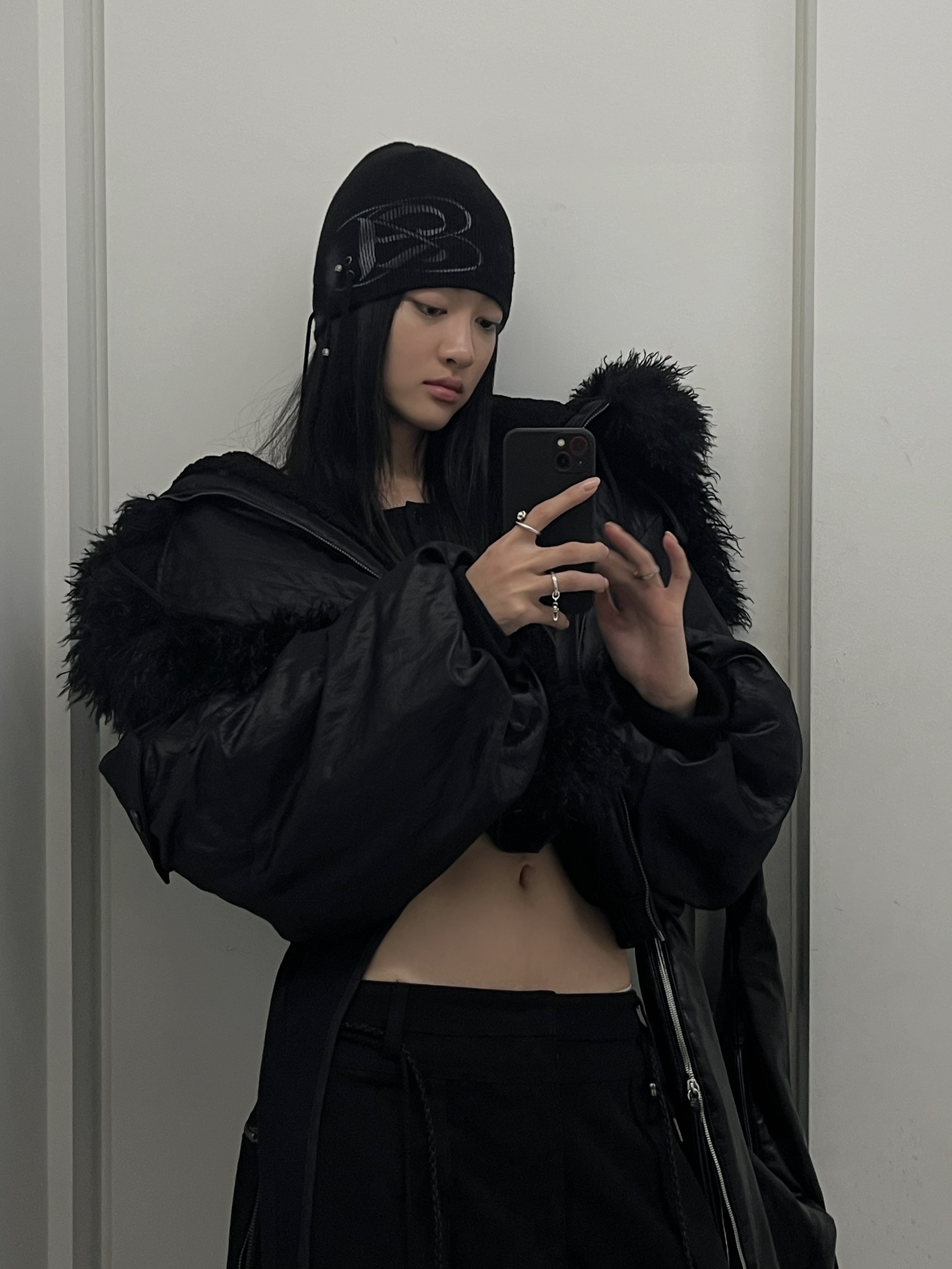 WET TAG Hooded Shearling Bomber Jacket Black 착용 스타일 - 6