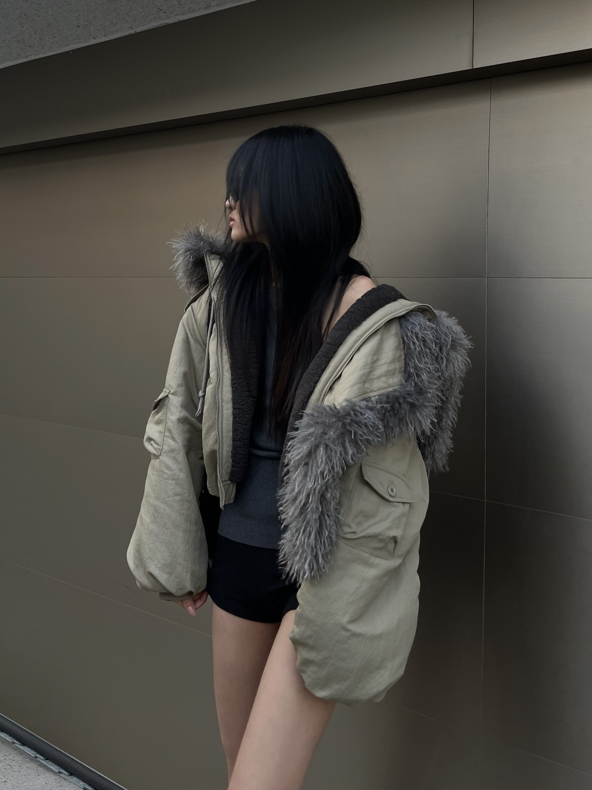 WET TAG Hooded Shearling Bomber Jacket Beige 착용 스타일 - 3