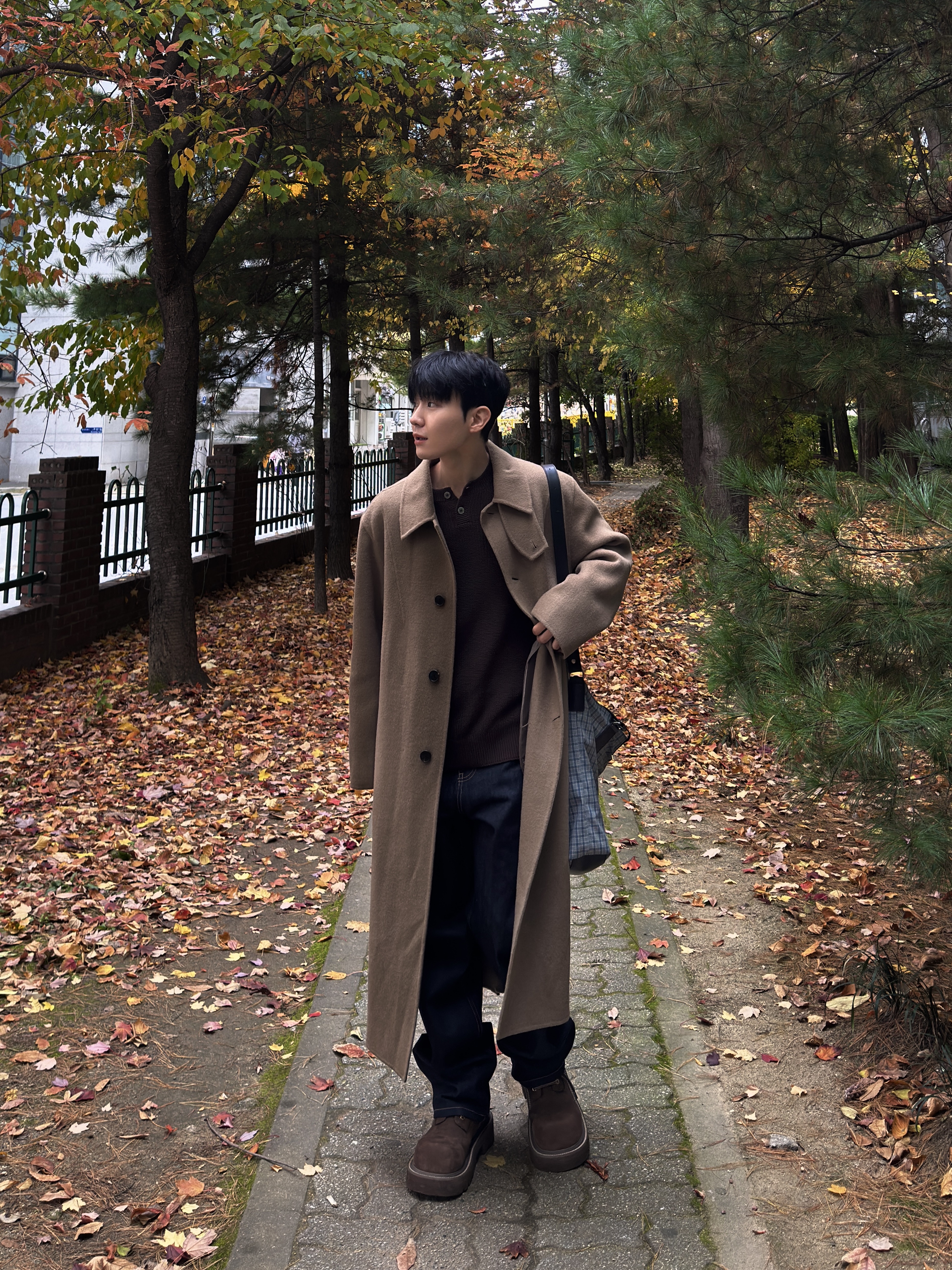 Knitted Cotton Henley Neck Waffle Knit Brown, SOULESURES BOLD BELUGA Espresso Brown 착용 스타일 - 1