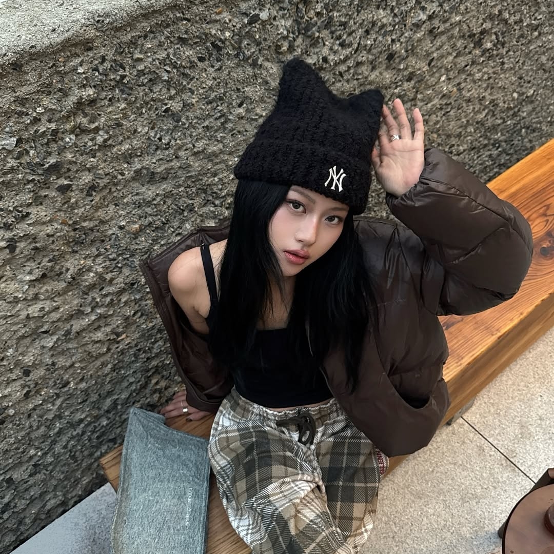 MLB Plush Meowing Beanie Black 착용 스타일