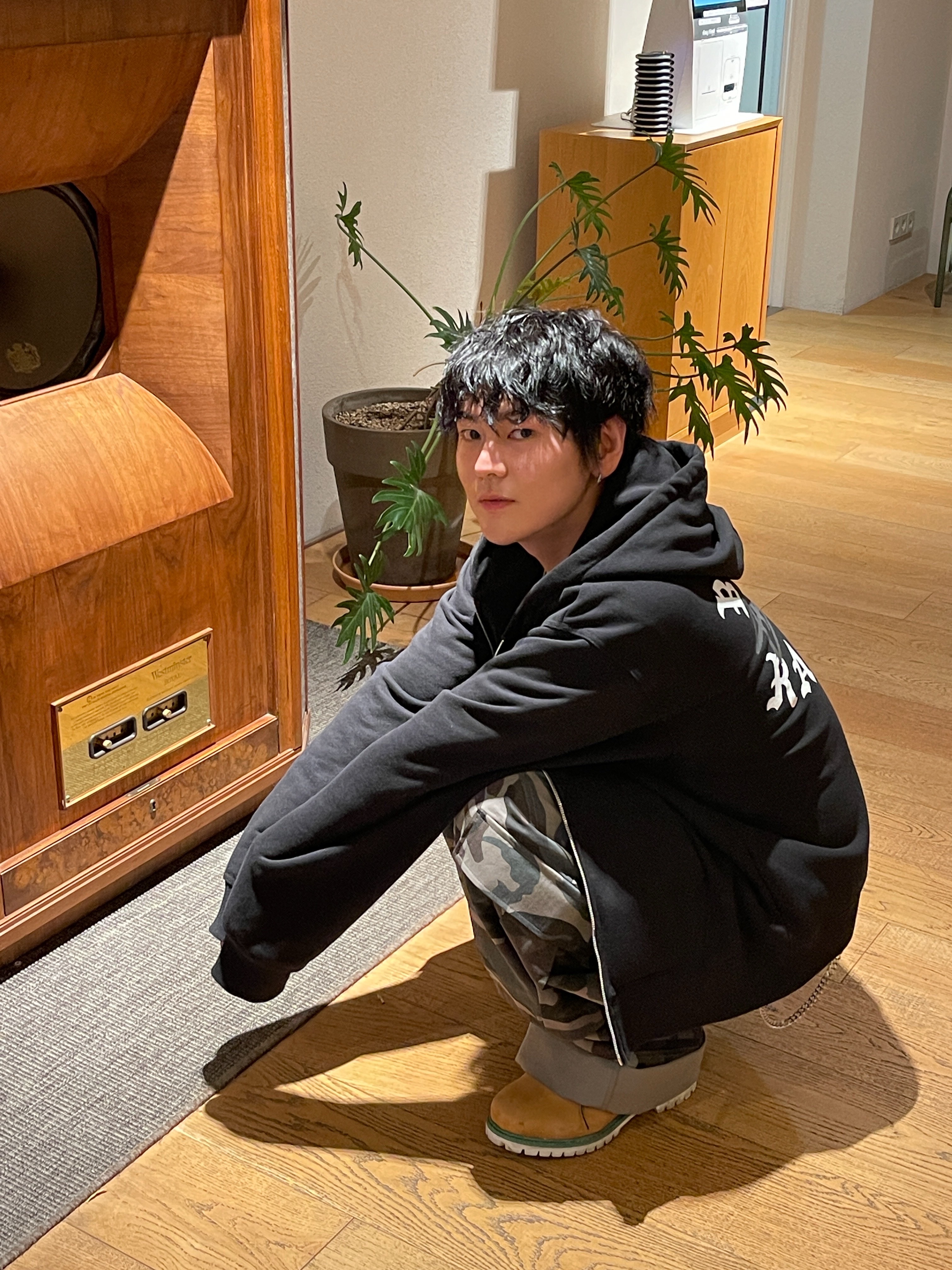 KASINA x Timberland 6 In Premium Vibram GTX Wheat, Stussy x Born X Raised Logo Zip Hoodie Black 착용 스타일 - 1