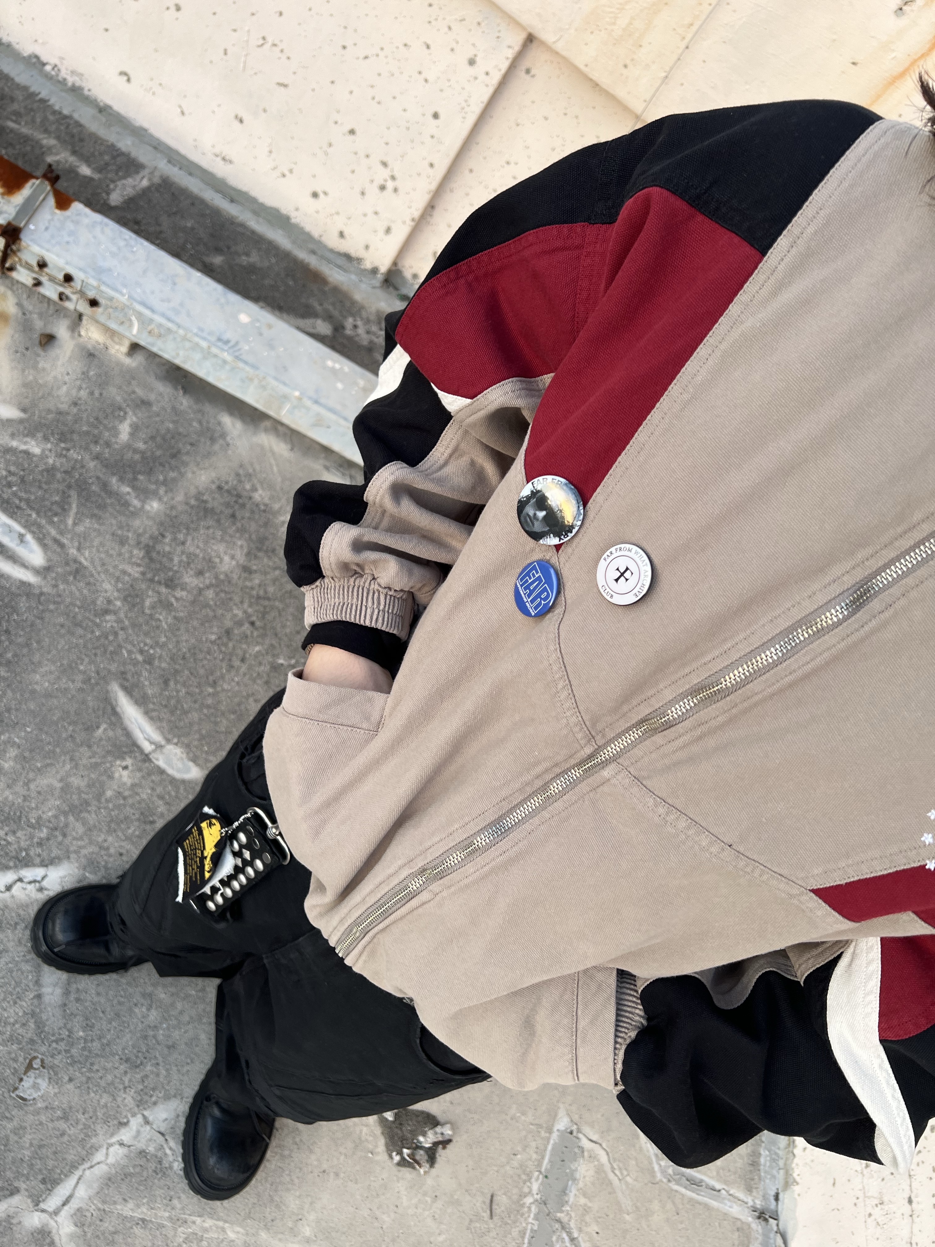 Farfromwhat Far Pin Button & Safety Pin 착용 스타일 - 1