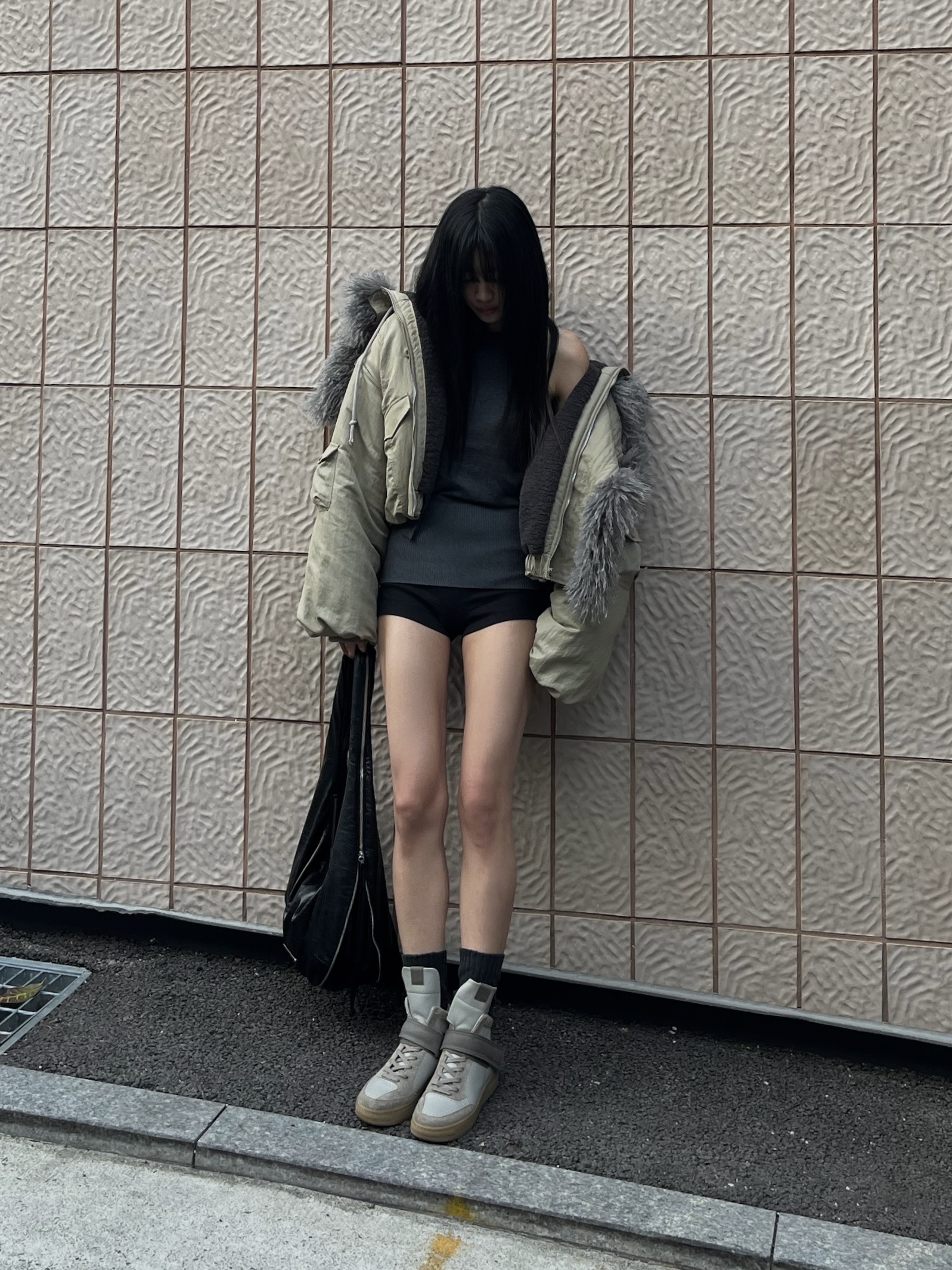 WET TAG Hooded Shearling Bomber Jacket Beige 착용 스타일 - 7