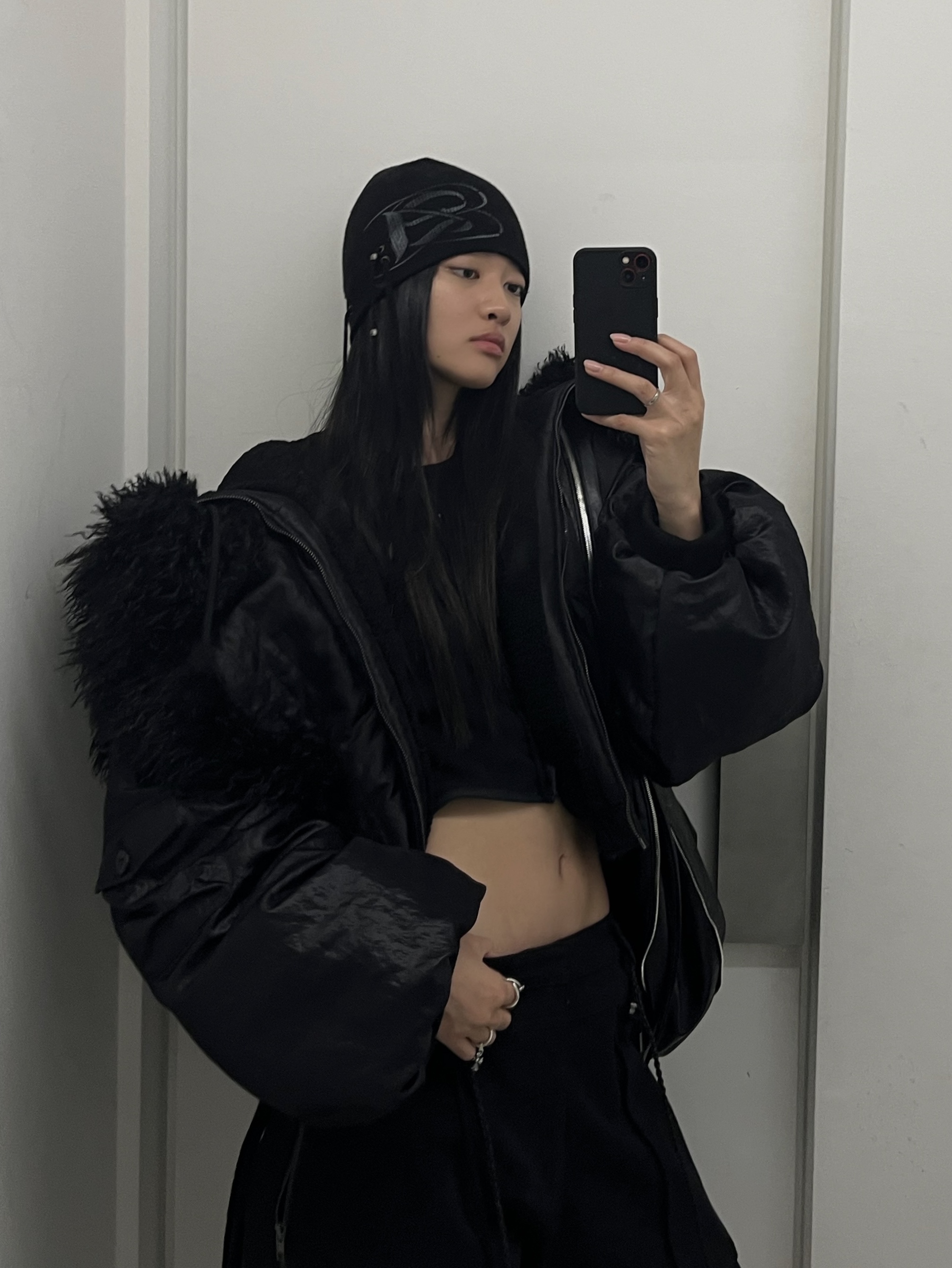 WET TAG Hooded Shearling Bomber Jacket Black 착용 스타일 - 1