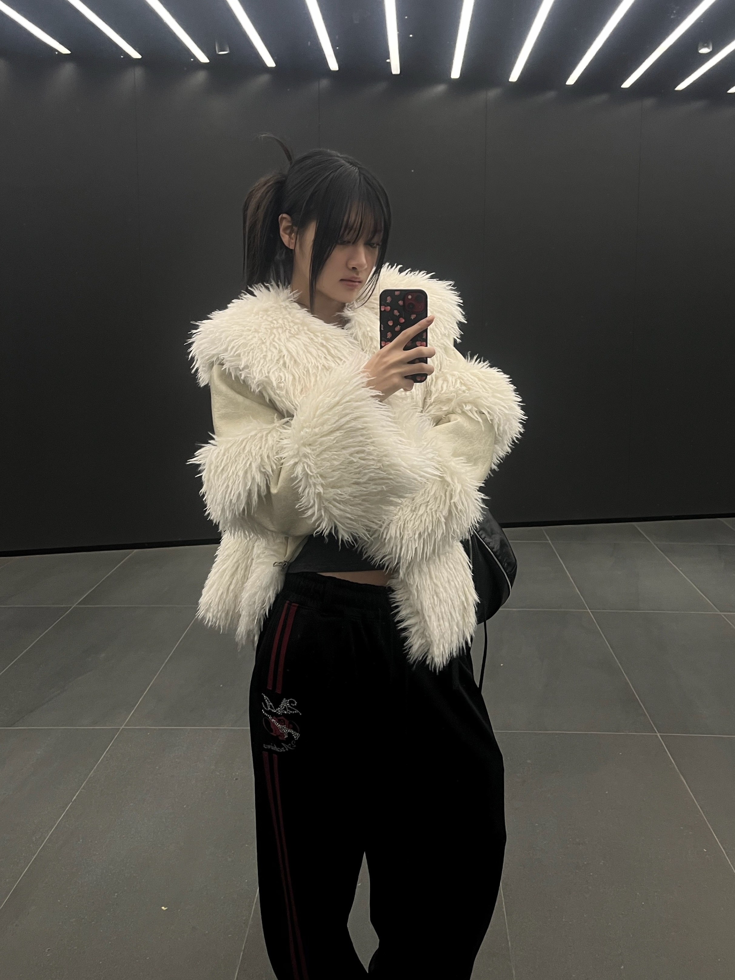 WET TAG Wide Collar Leather Shearling Jacket White 착용 스타일 - 2