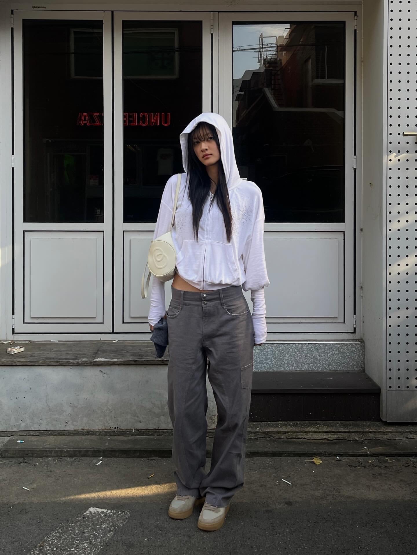 WET TAG Arm Warmer Rhinestone Zip-Up Hoodie White, WET TAG Engineered Jeans With Frill Belt Purple 착용 스타일 - 2