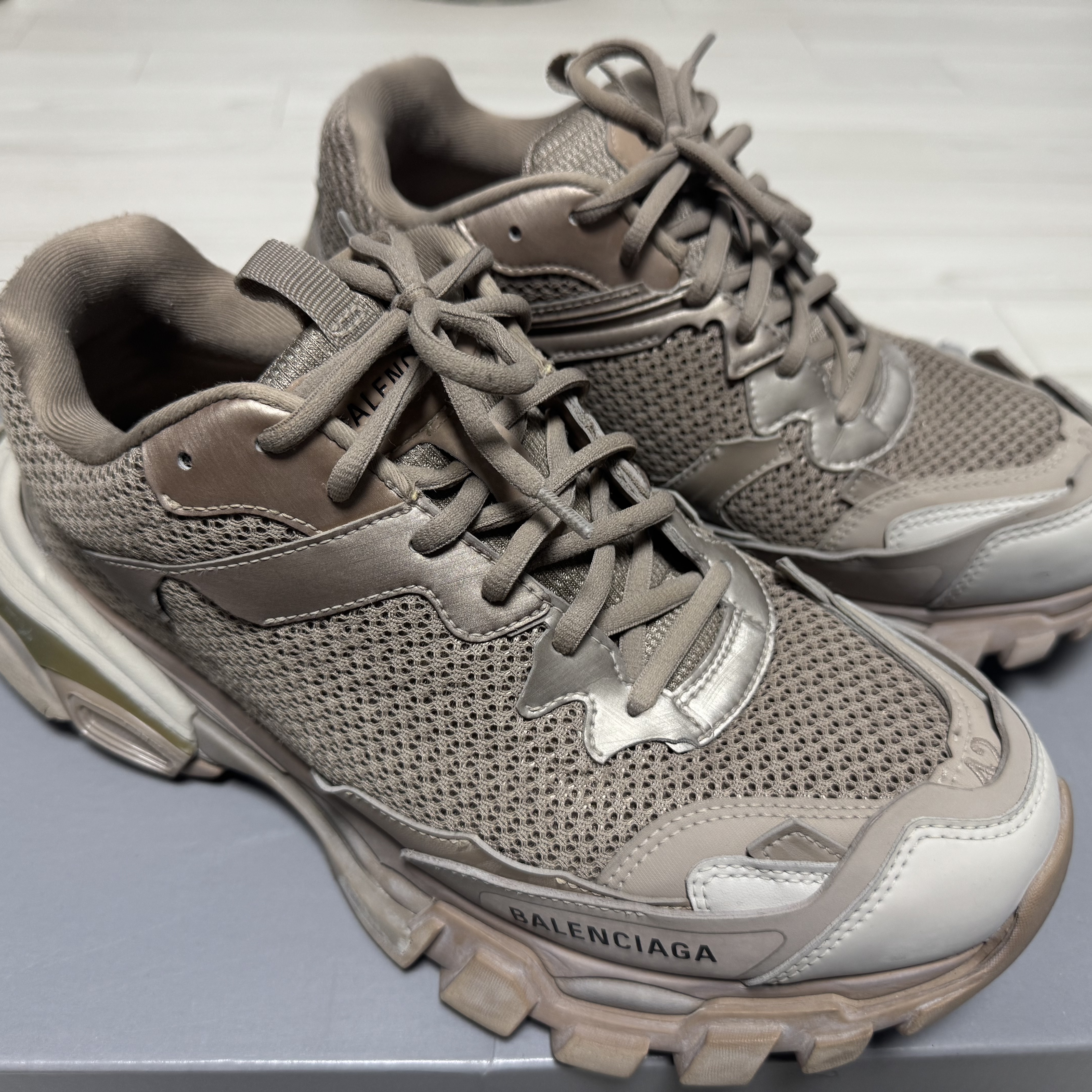 Balenciaga Track.3 Sneaker Black 착용 스타일