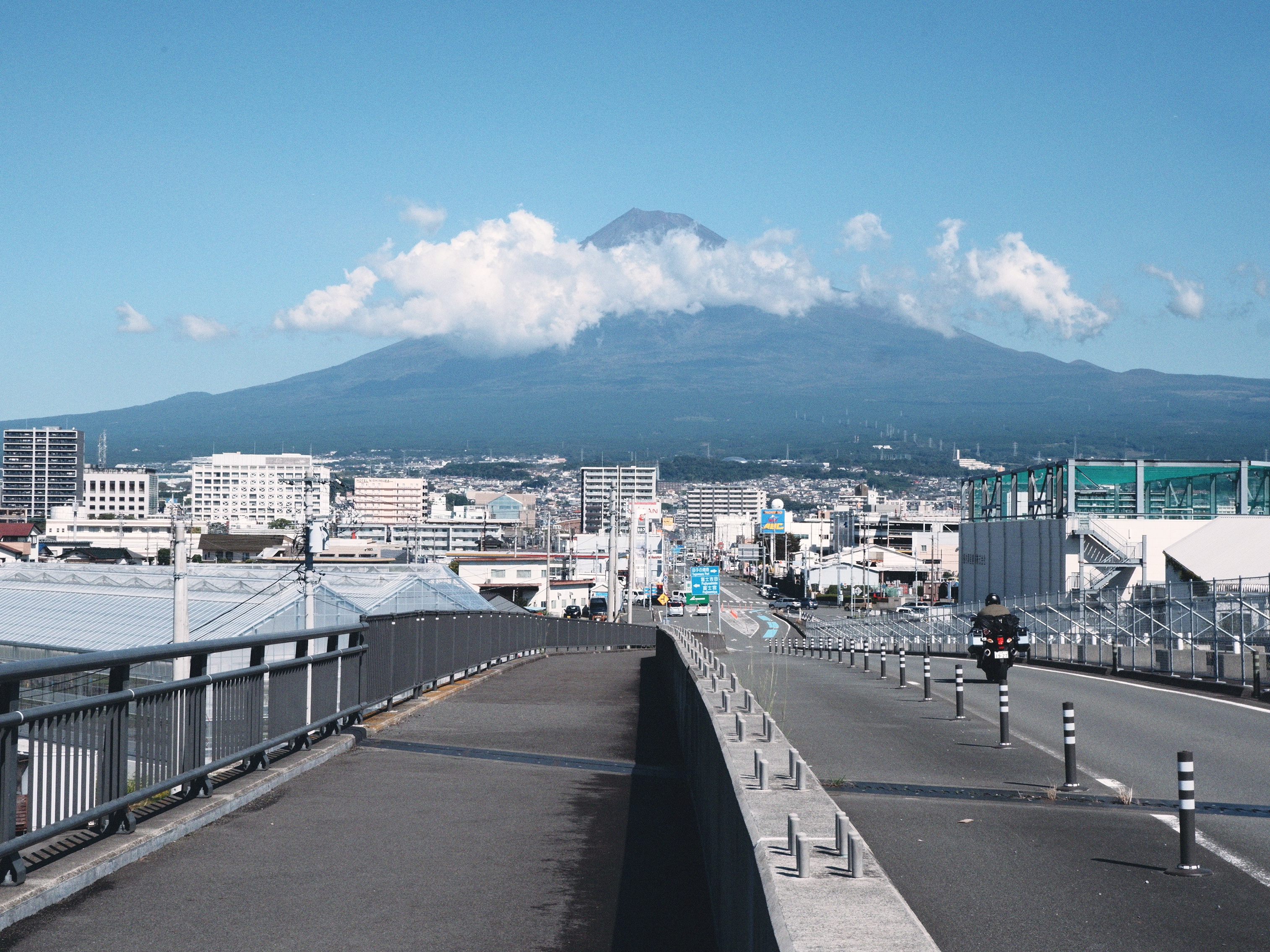 Uniqlo x JW Anderson Straight Jean Blue - JP, Louis Vuitton Envelope Business Card Holder Monogram 착용 스타일 - 2