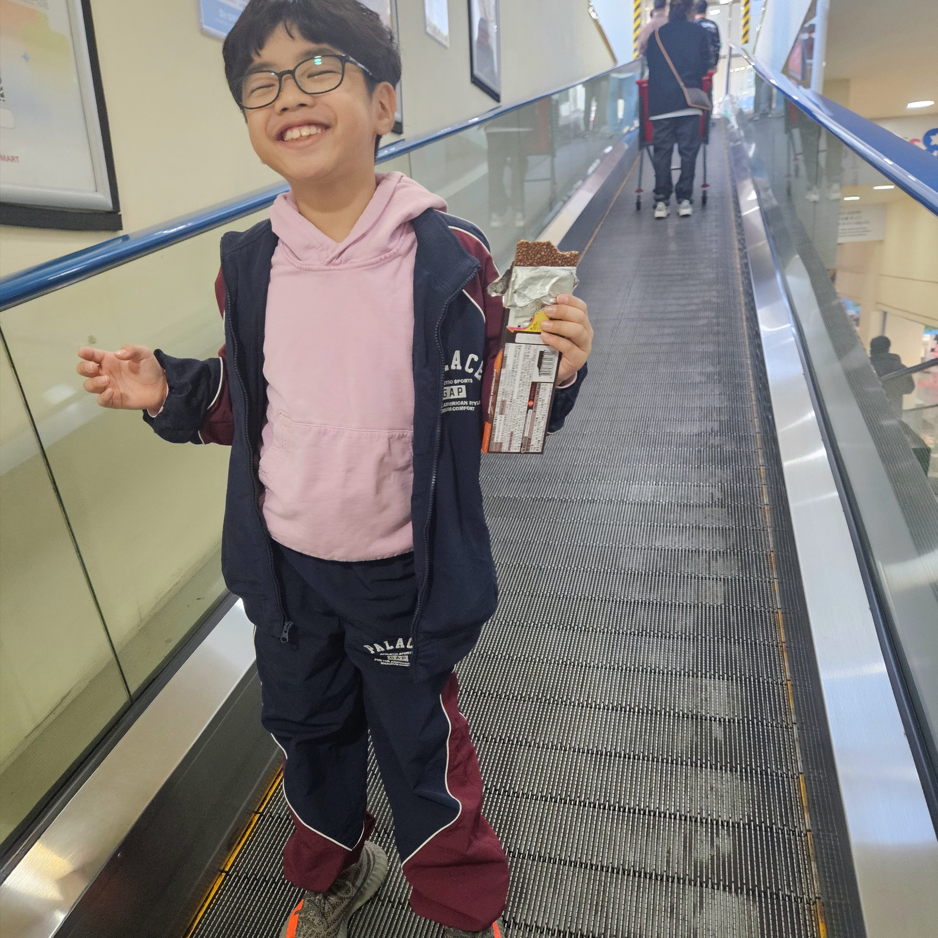 (Kids) Palace x Gap Nylon Track Bottom Navy Red - 24SS, (Kids) Palace x Gap Nylon Track Top Navy Red - 24SS 착용 스타일 - 1