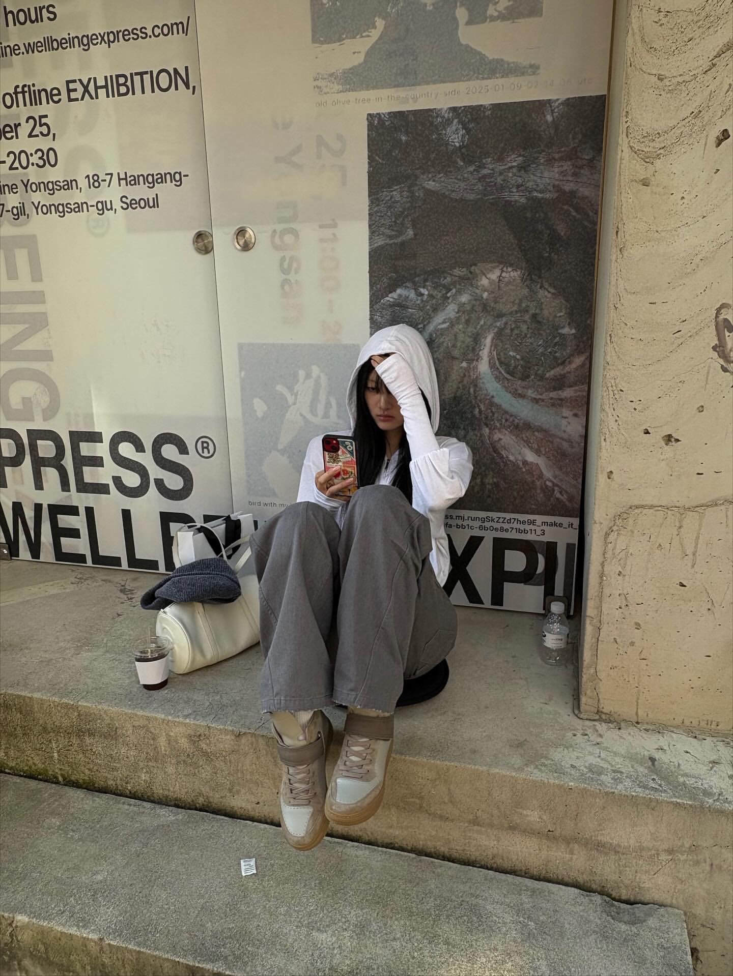 WET TAG Arm Warmer Rhinestone Zip-Up Hoodie White, WET TAG Engineered Jeans With Frill Belt Purple 착용 스타일 - 9