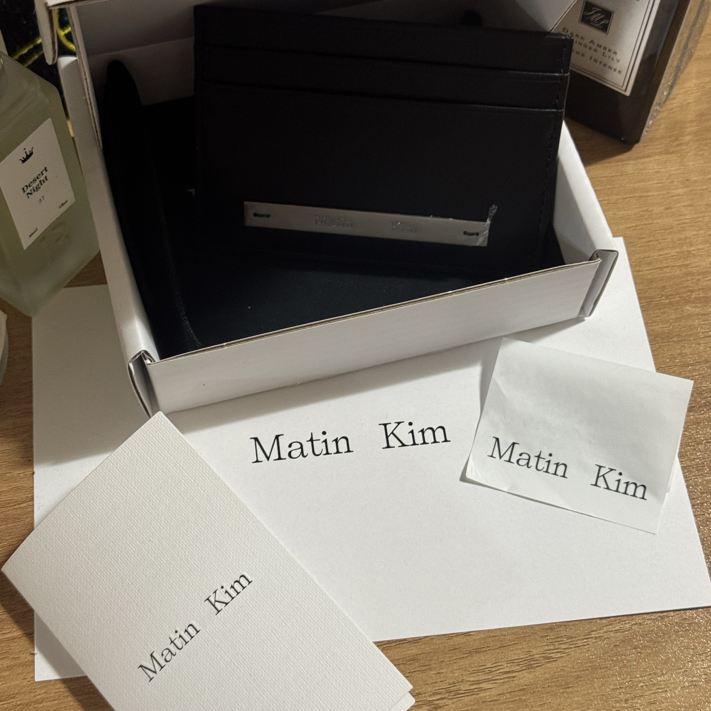 Matin Kim Vintage Card Wallet Black 착용 스타일