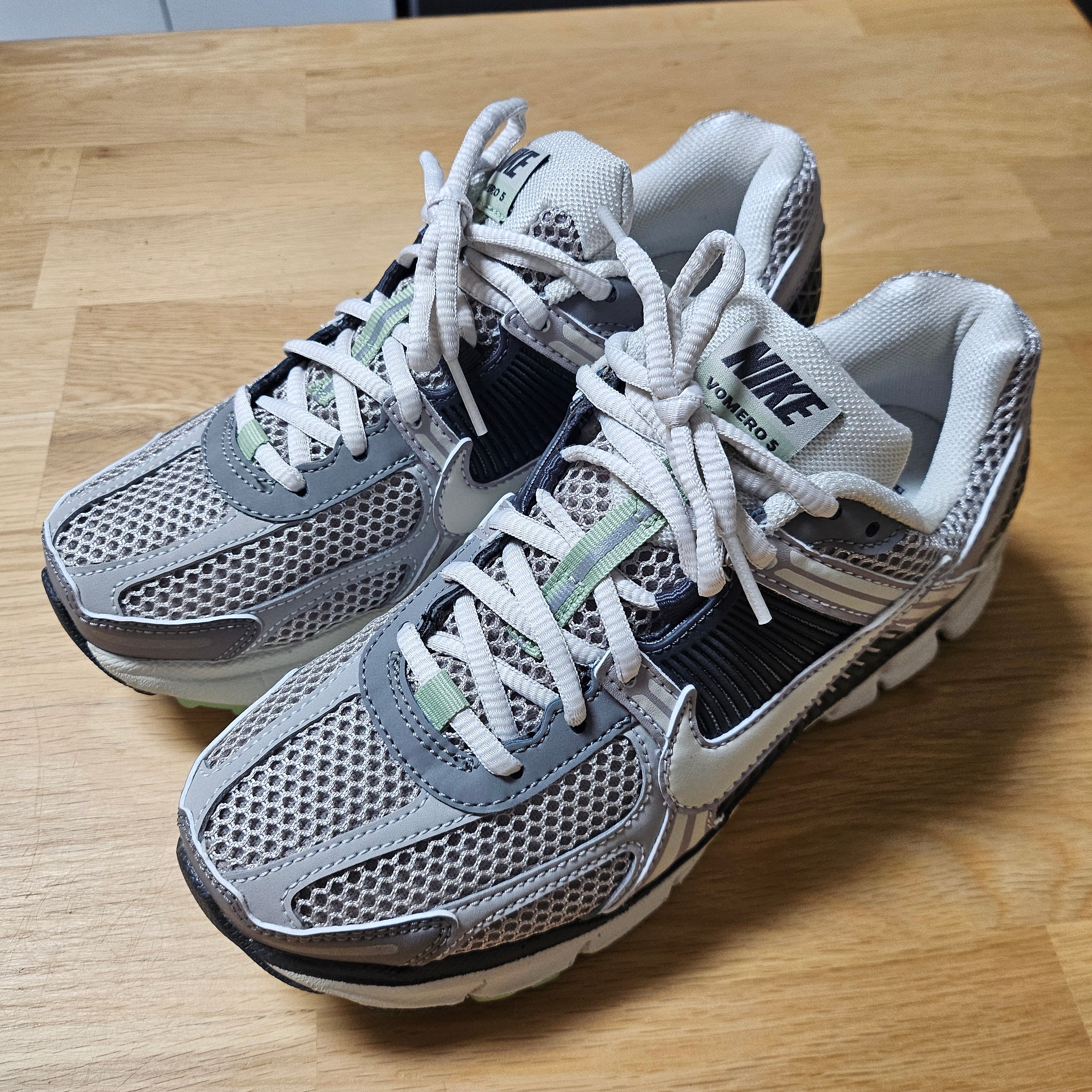 (W) Nike Zoom Vomero 5 Cobblestone and Flat Pewter 착용 스타일