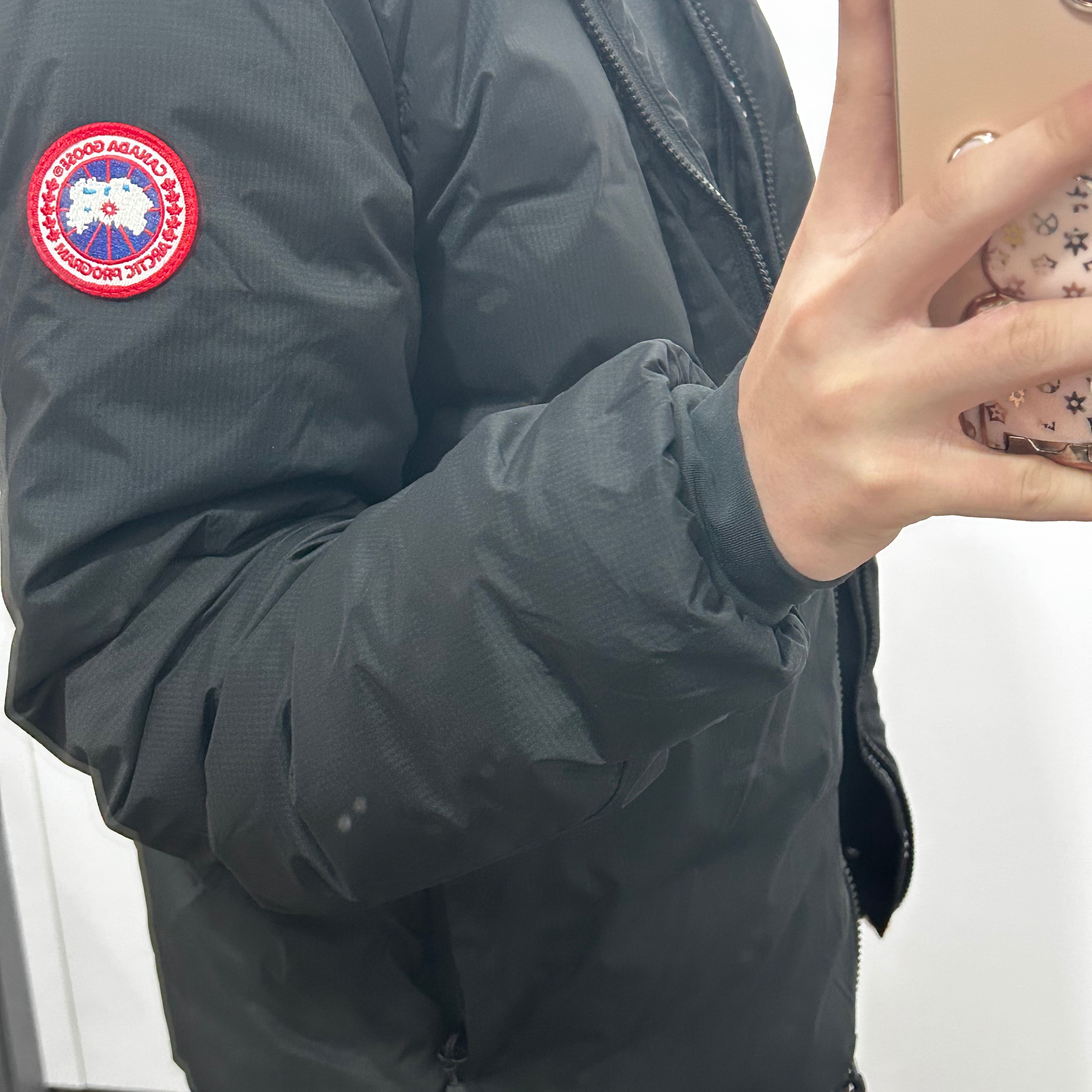 Canada Goose Lodge Down Hoody Matte Finish Black 착용 스타일 - 2