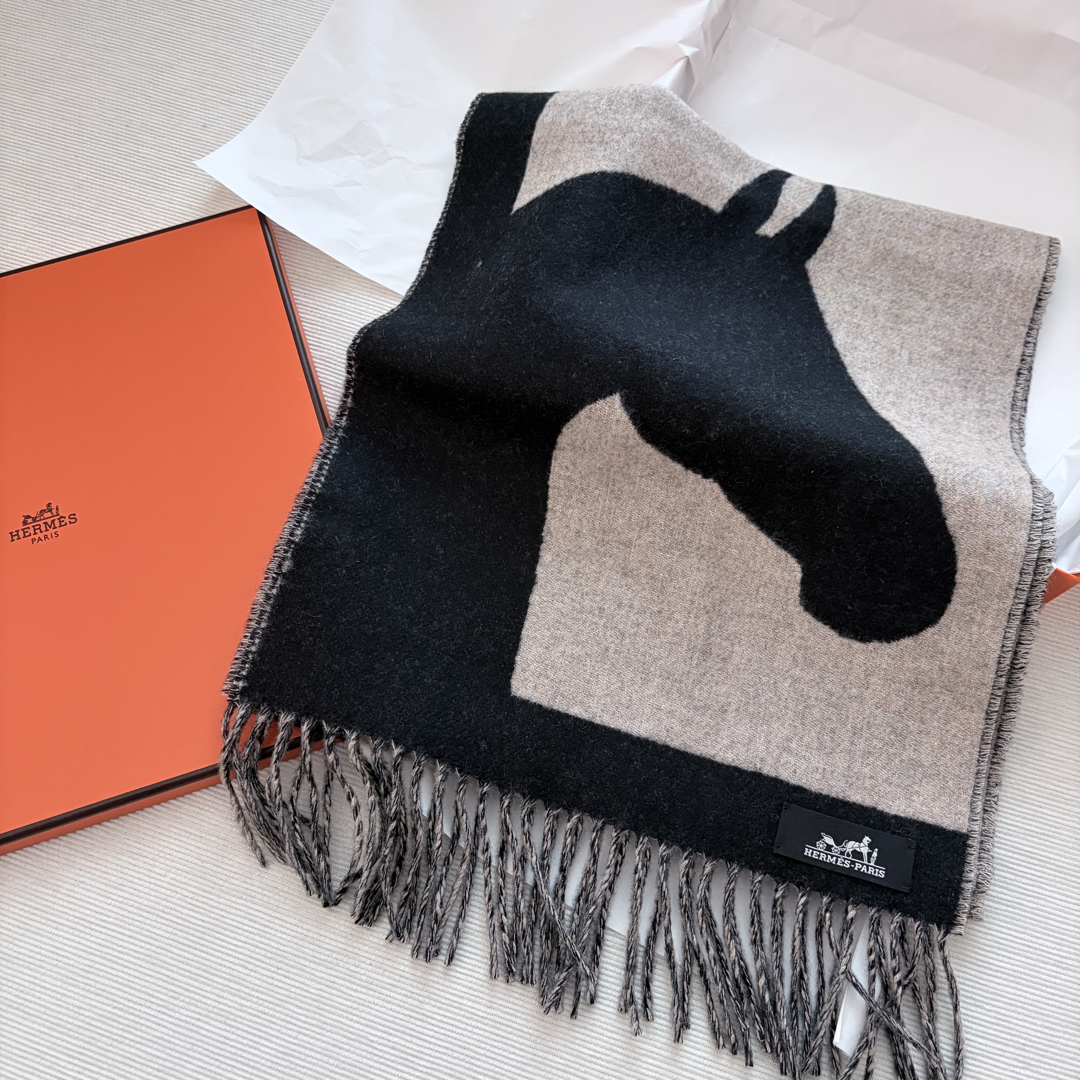 (W) Hermes Casaque Love Story Muffler Noir Beige Chine 착용 스타일 - 1