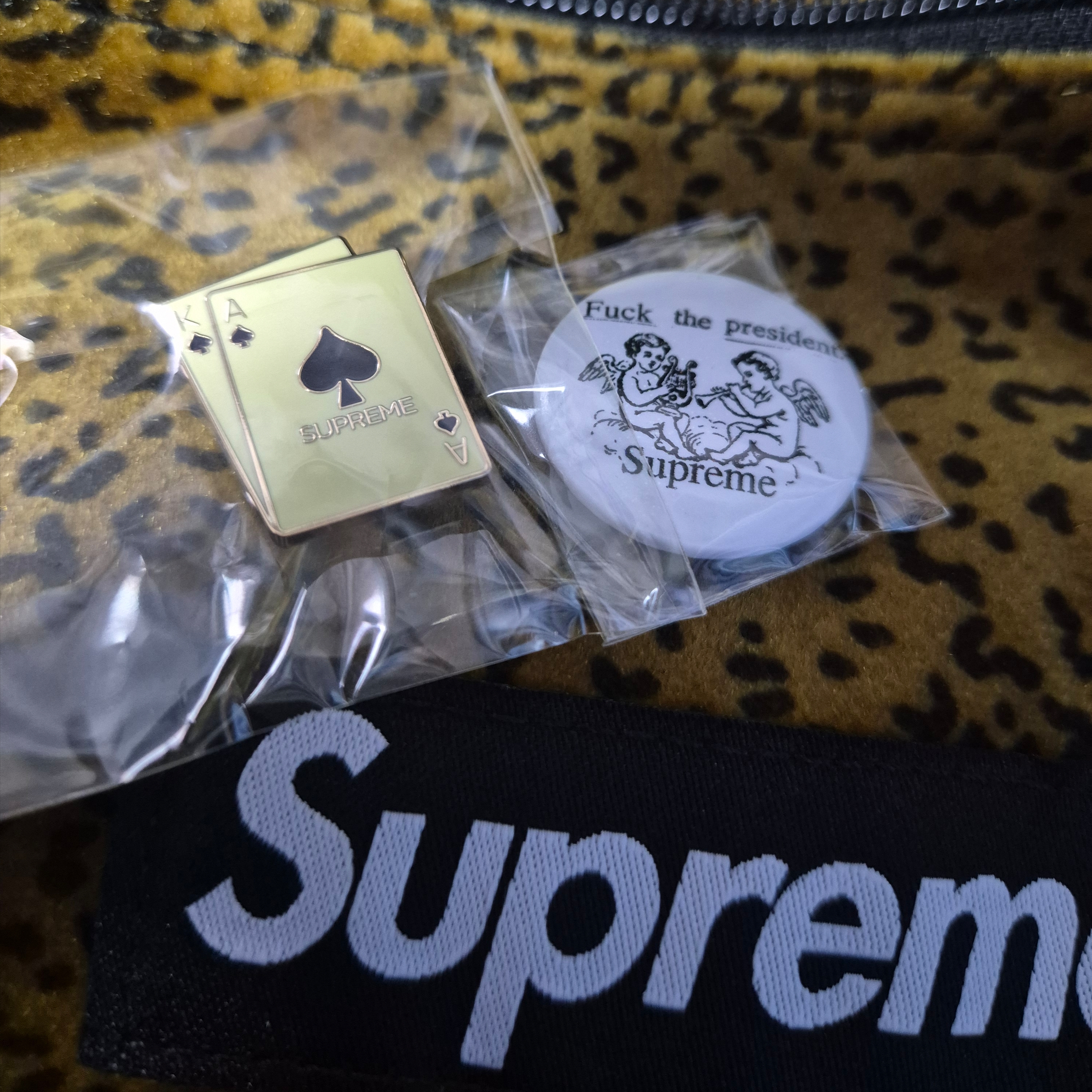 Supreme Velvet Backpack Tan Leopard - 25FW 착용 스타일 - 3