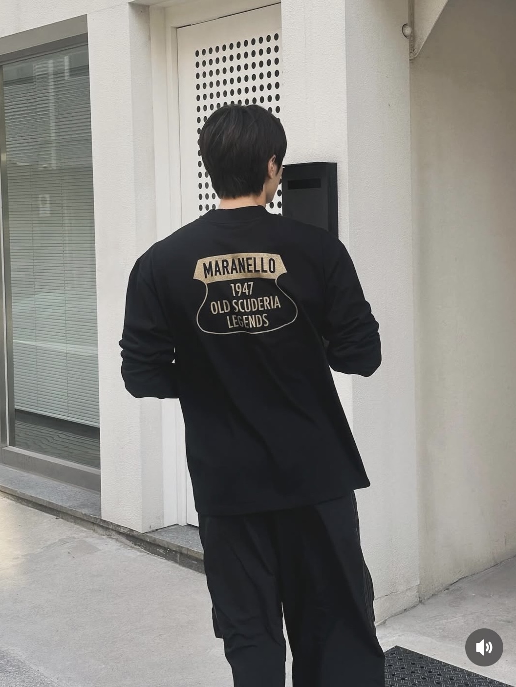 SUPERVELOCE Old Legends Long Sleeve T-Shirt Ivory, SUPERVELOCE Old Legends Long Sleeve T-Shirt Black 착용 스타일 - 2